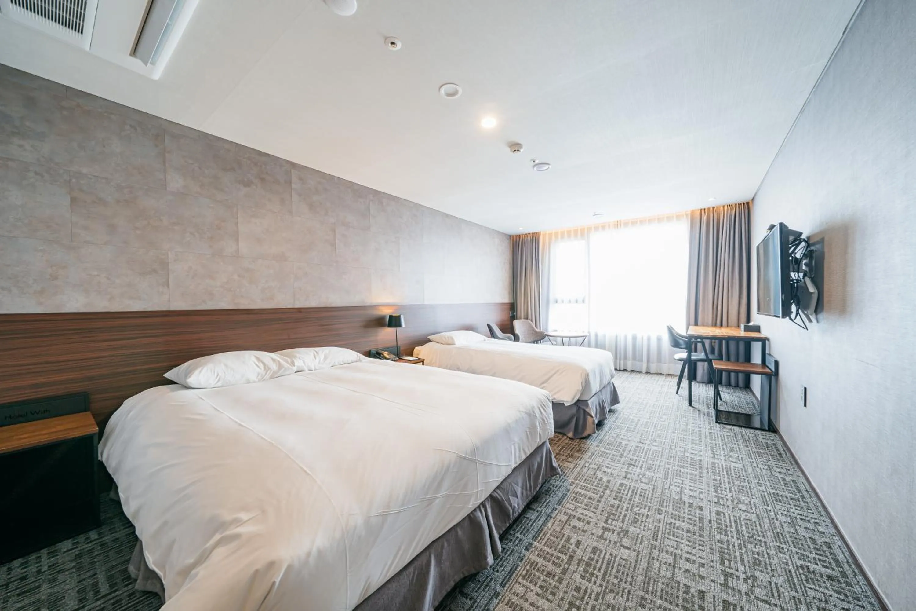 Bed in Hotel With City