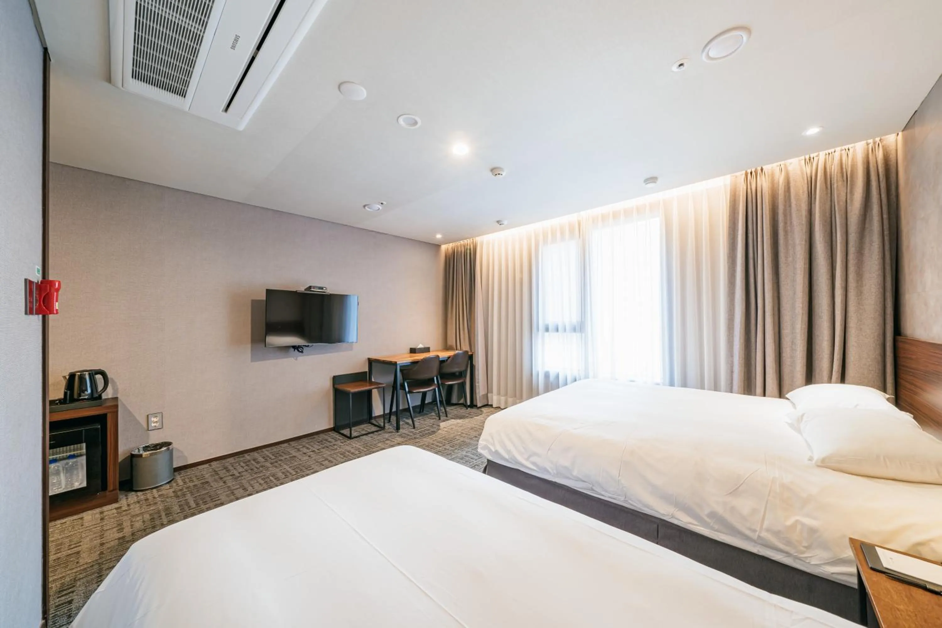 Bed in Hotel With City