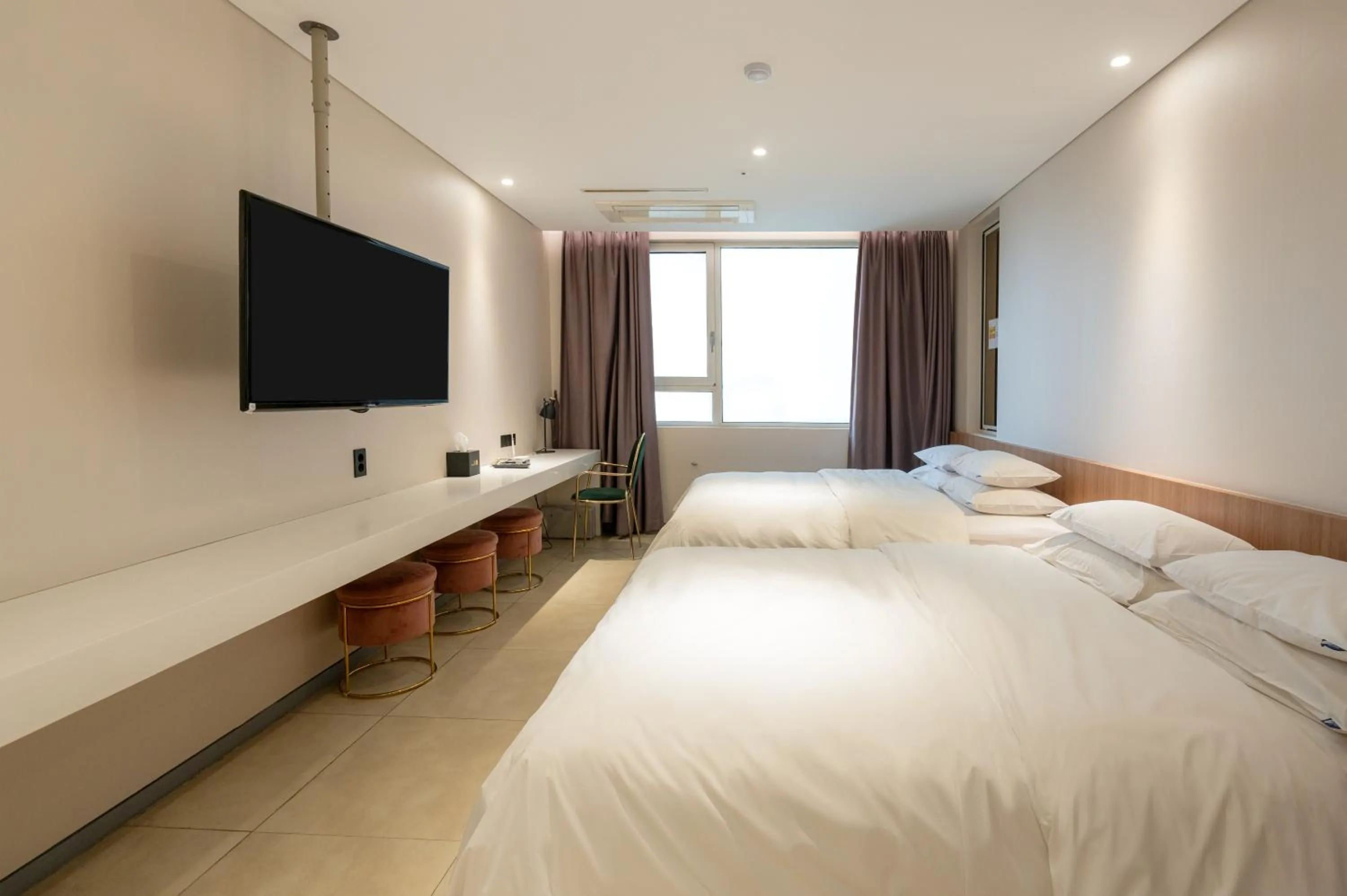 Communal lounge/ TV room, Bed in Hotel The Designers Hongdae