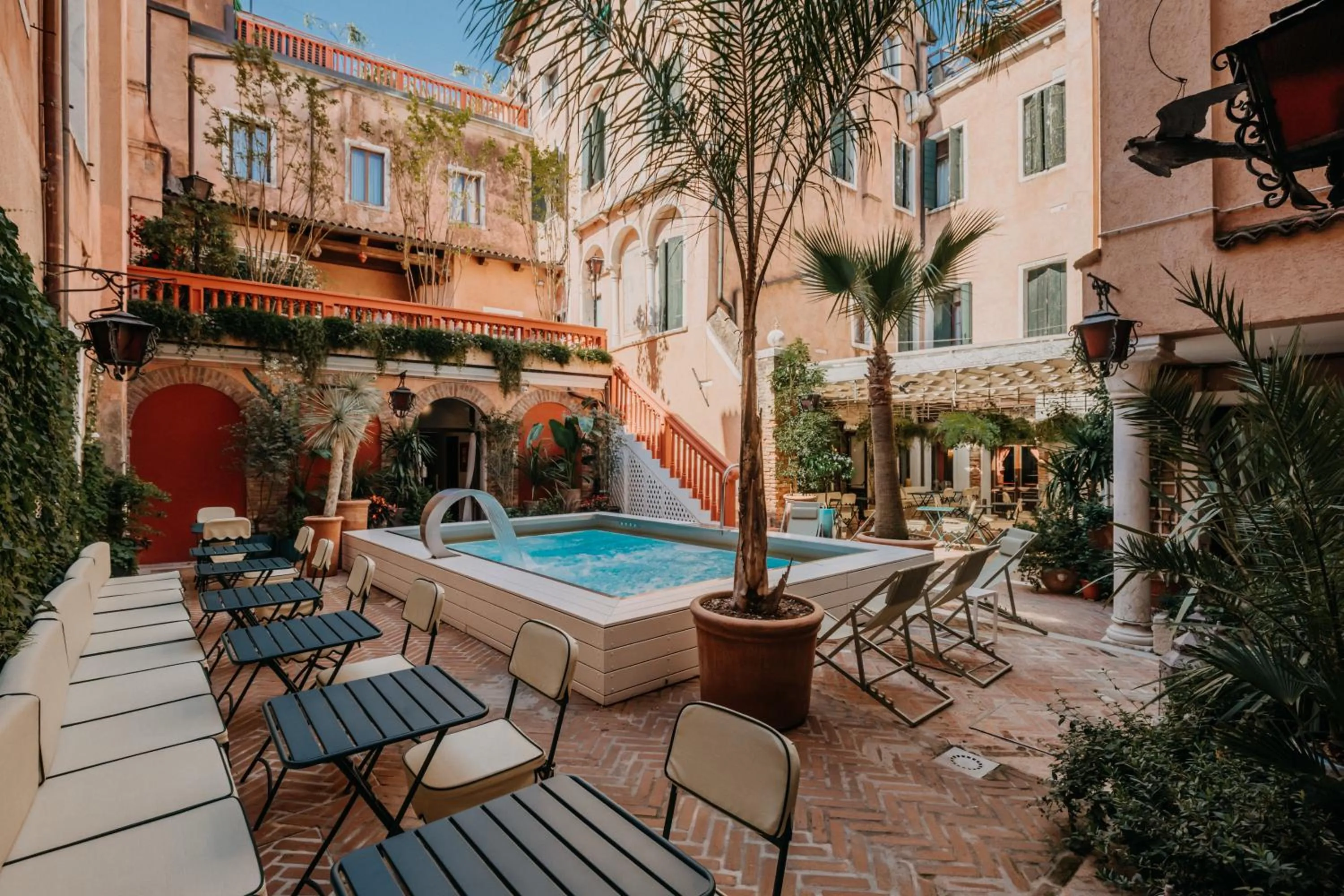 Hot Tub in Hotel Giorgione