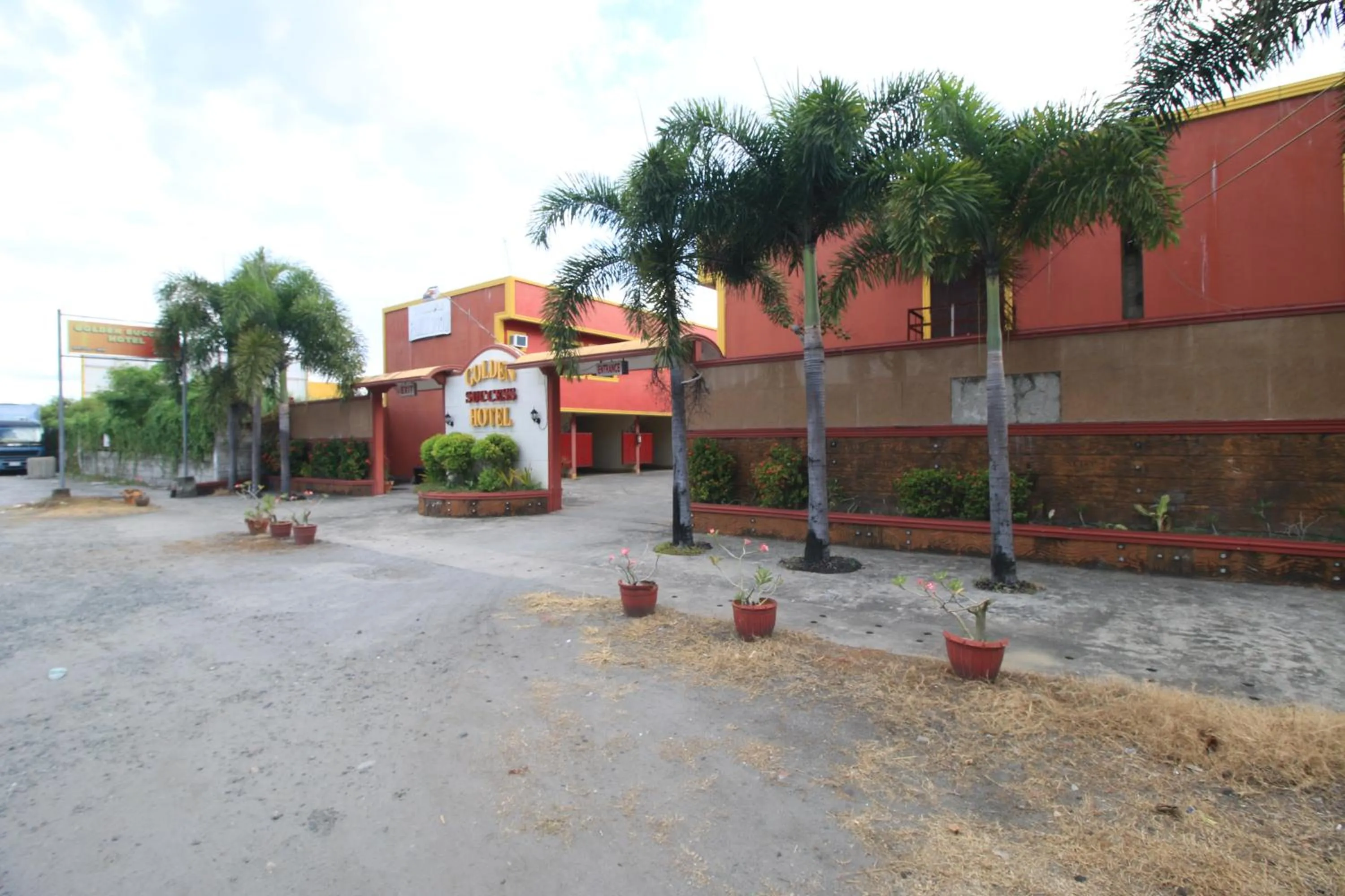 Property building in Golden Success Hotel I by RedDoorz