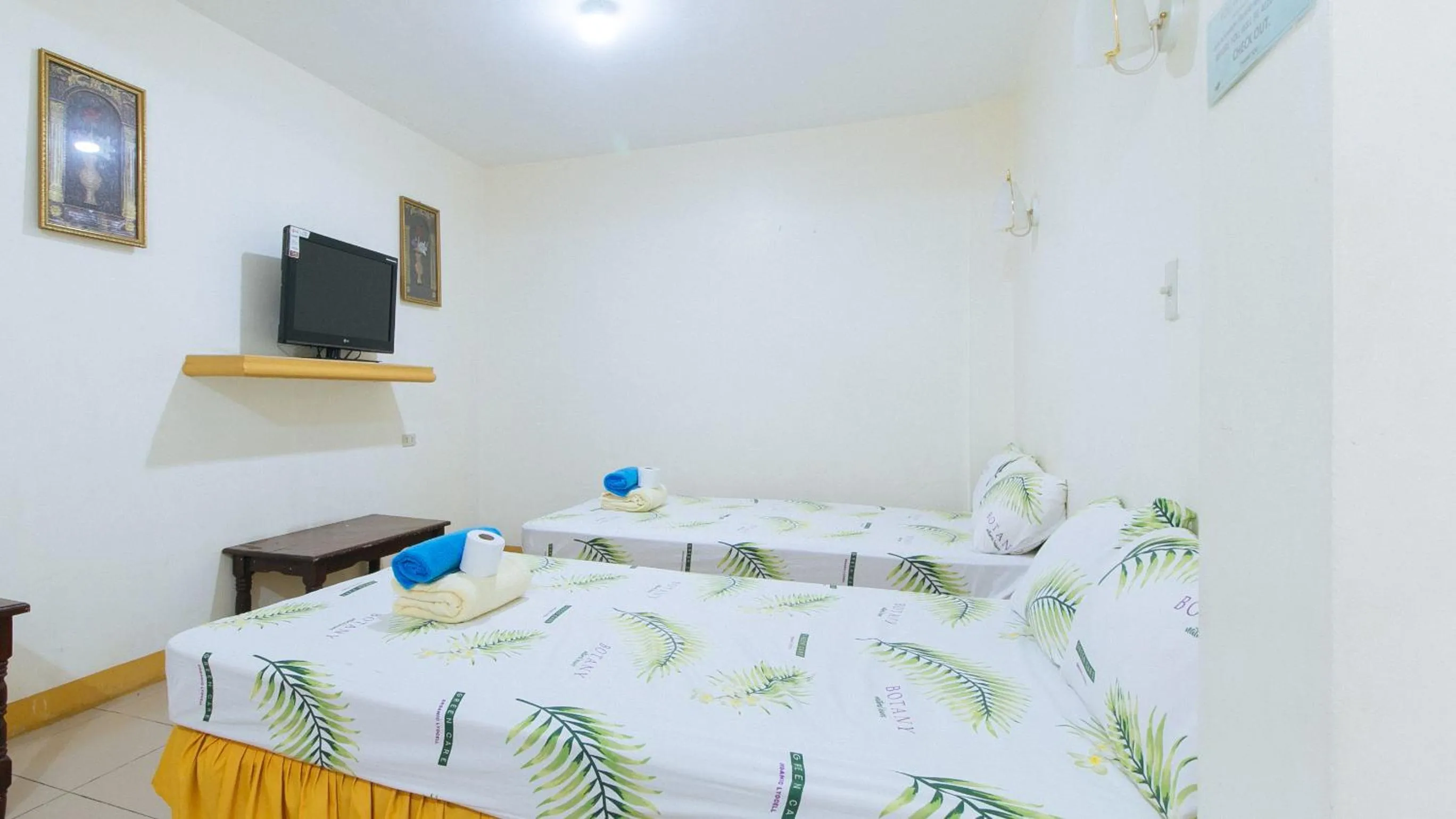 Bed in Golden Success Hotel I by RedDoorz