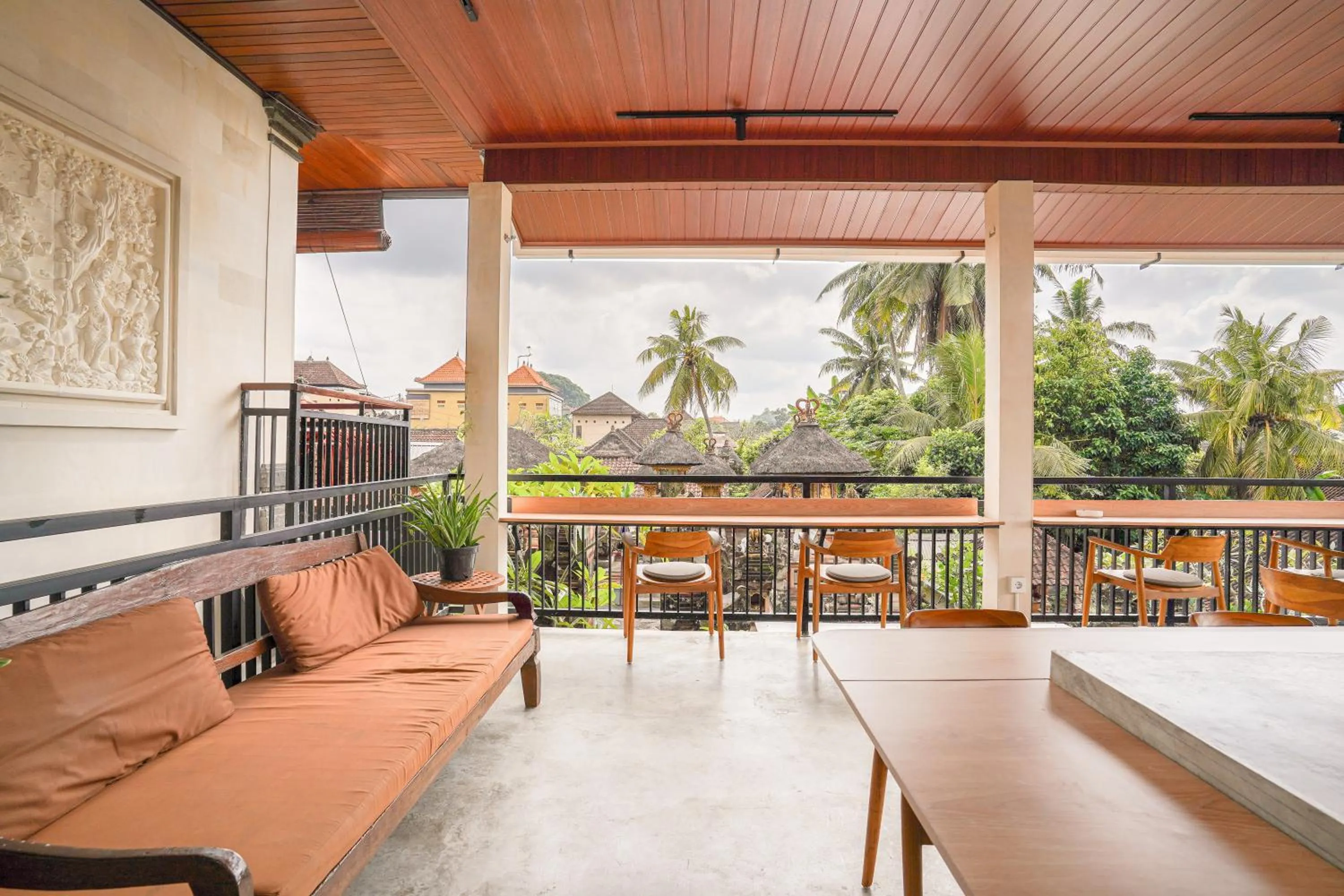 Restaurant/places to eat in Made Arsa Homestay