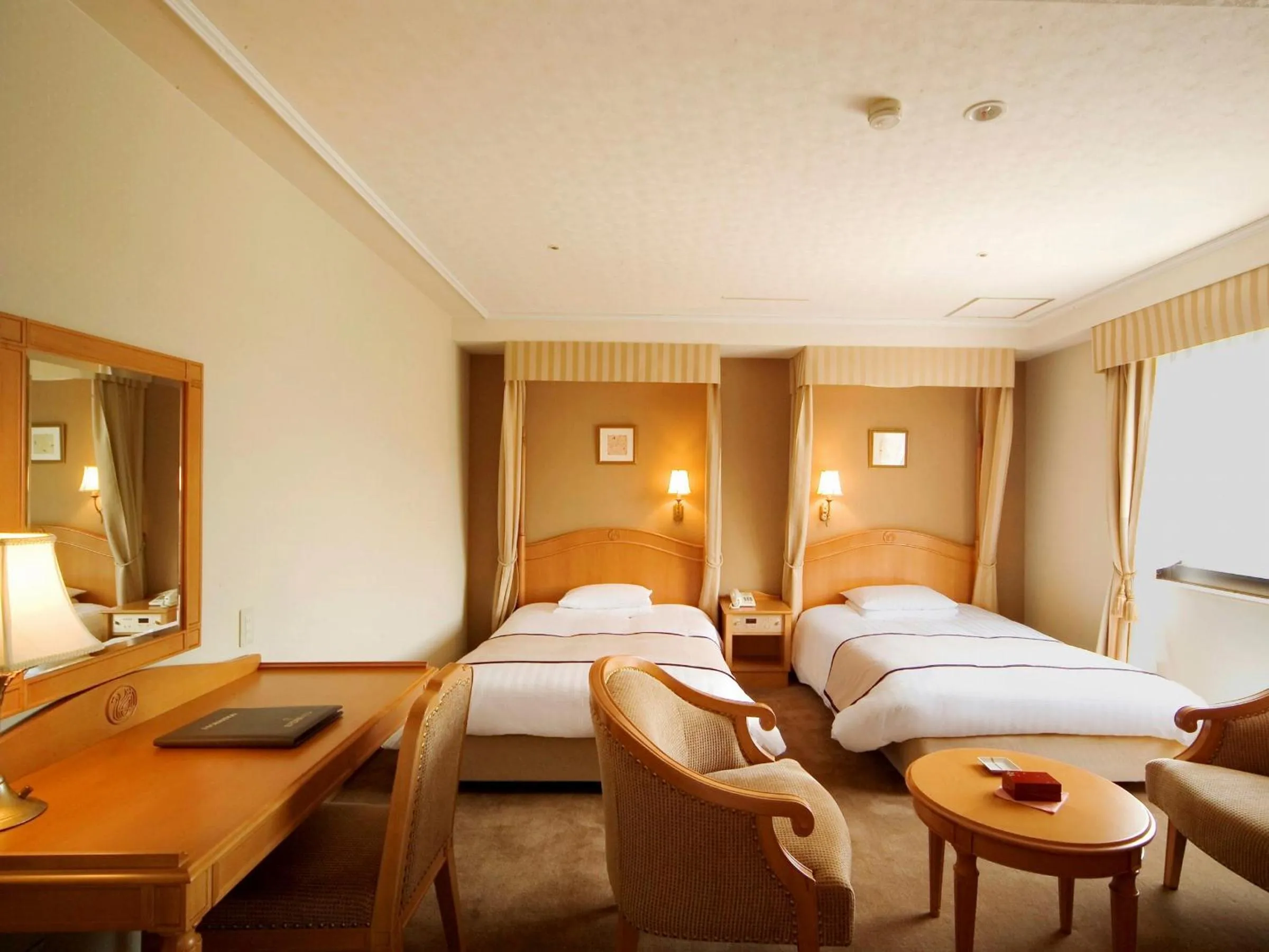 Coffee/tea facilities, Bed in Kanazawa Hakuchoro Hotel Sanraku -Natural Hot Spring-
