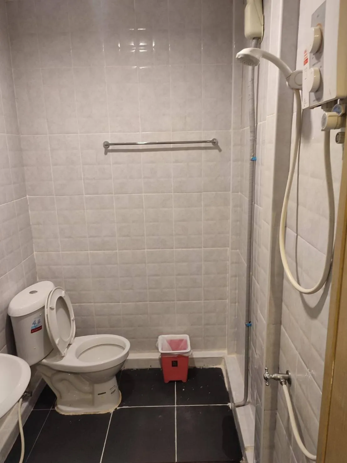 Shower in Kitty Guesthouse