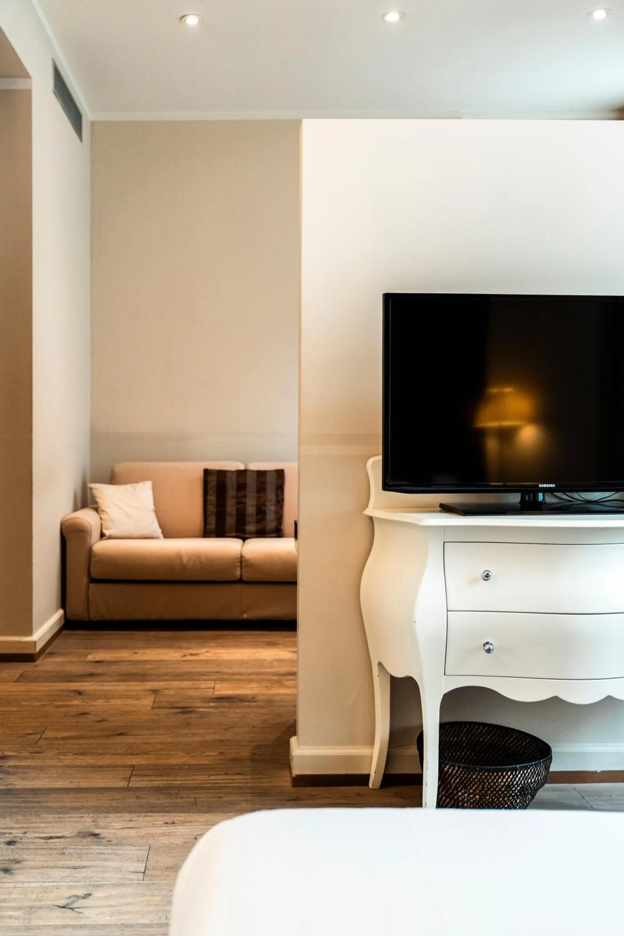 Communal lounge/ TV room in TownHouse 33 Boutique Hotel