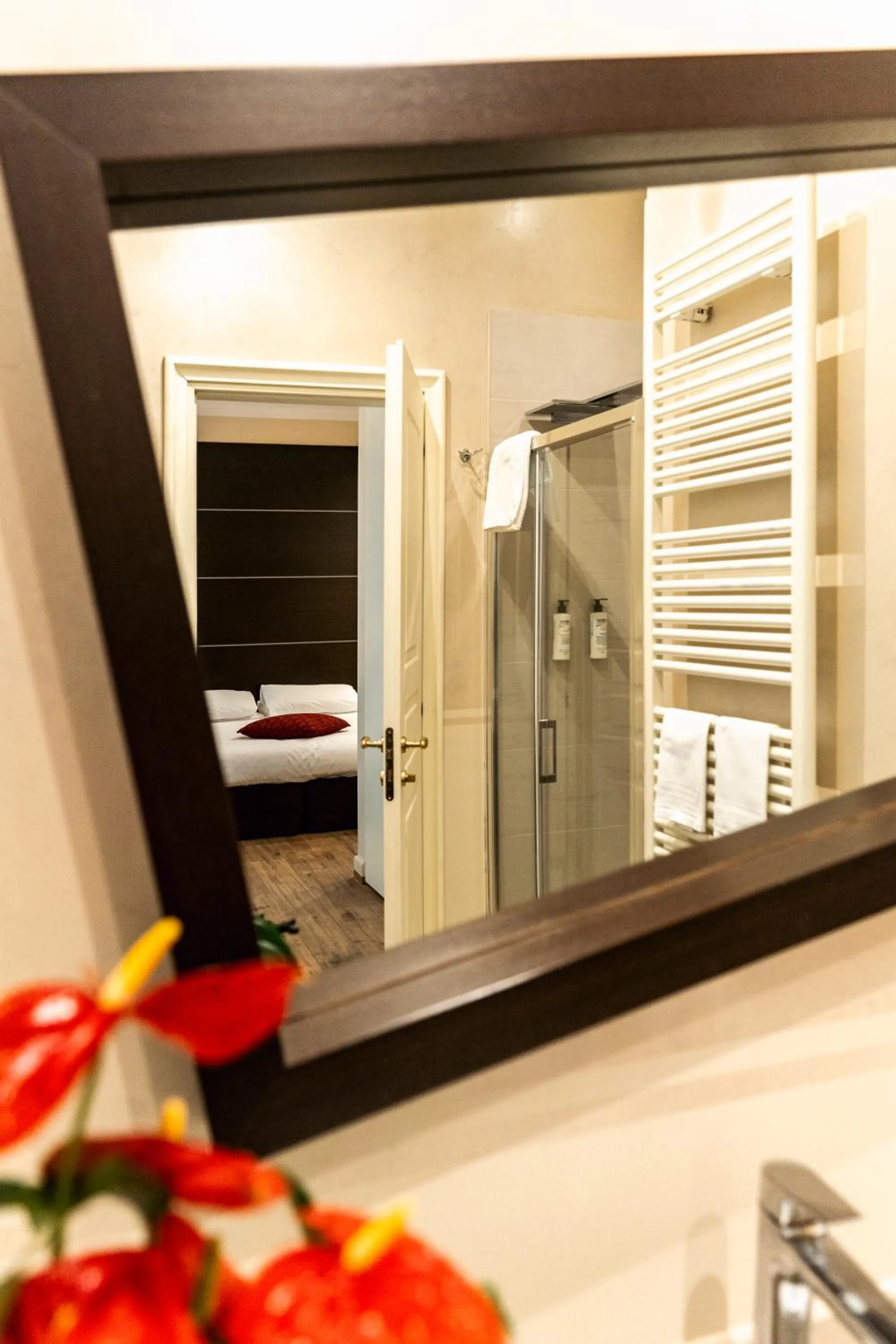 Shower, Bed in TownHouse 33 Boutique Hotel