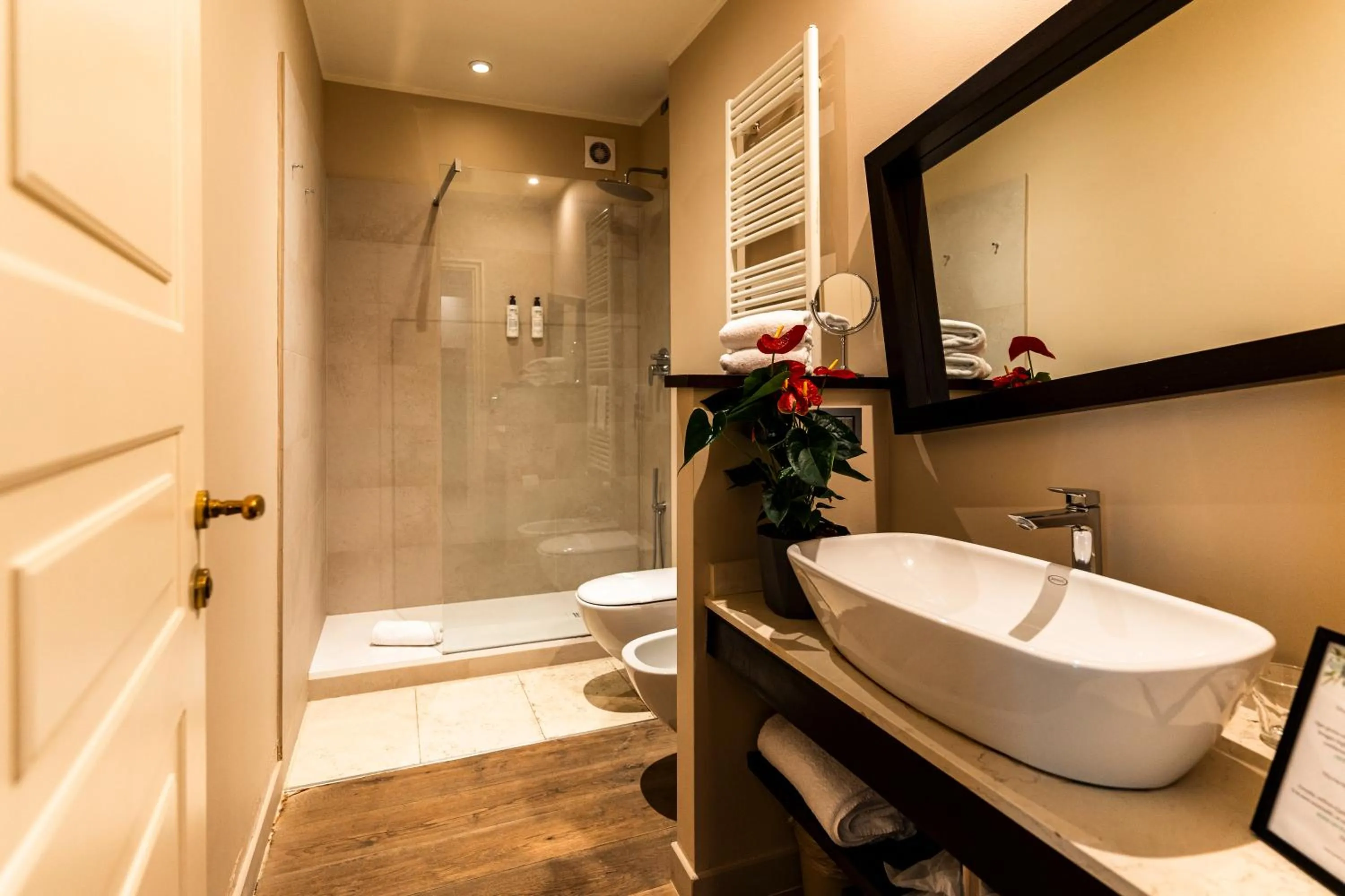 Shower in TownHouse 33 Boutique Hotel