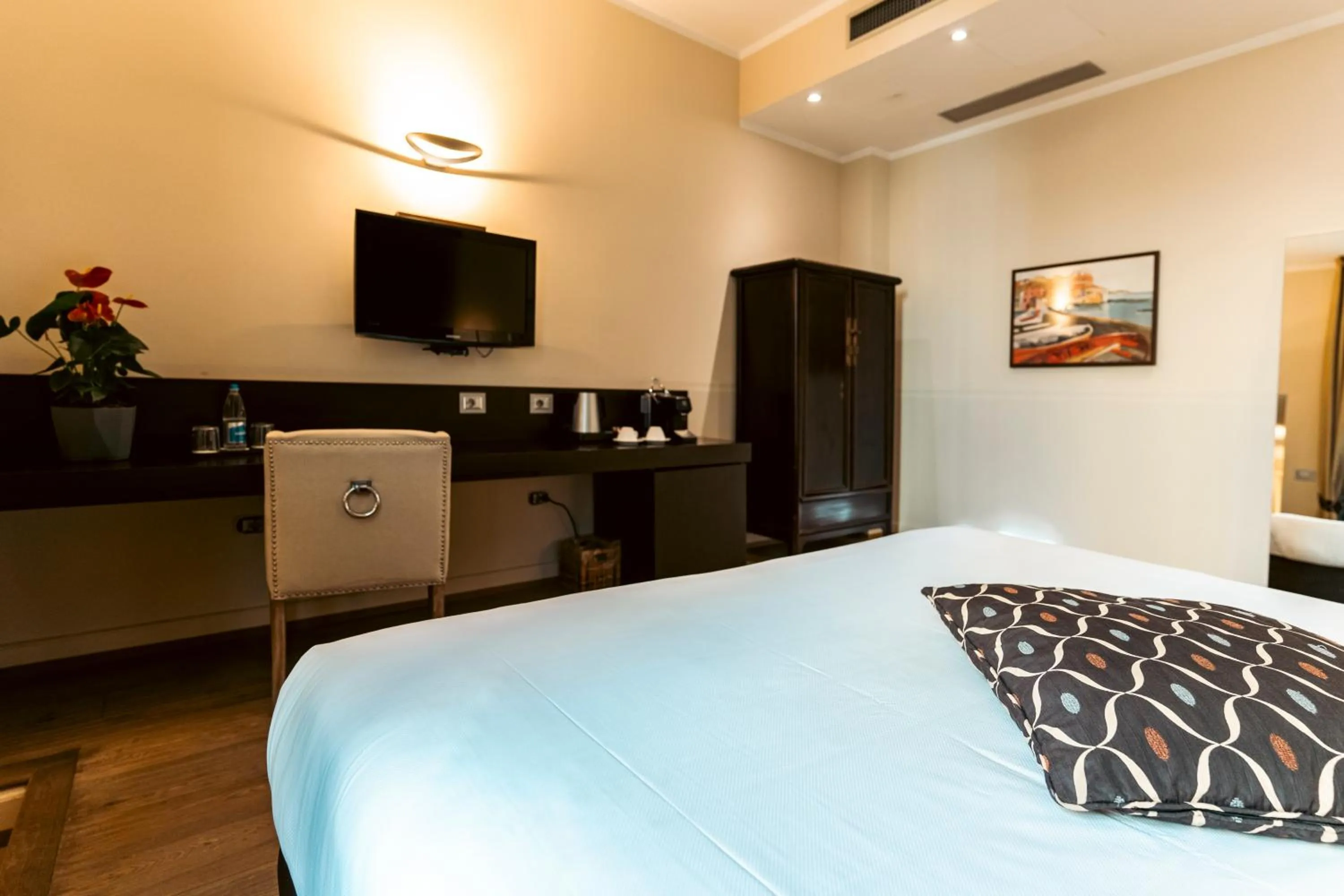 Bed in TownHouse 33 Boutique Hotel