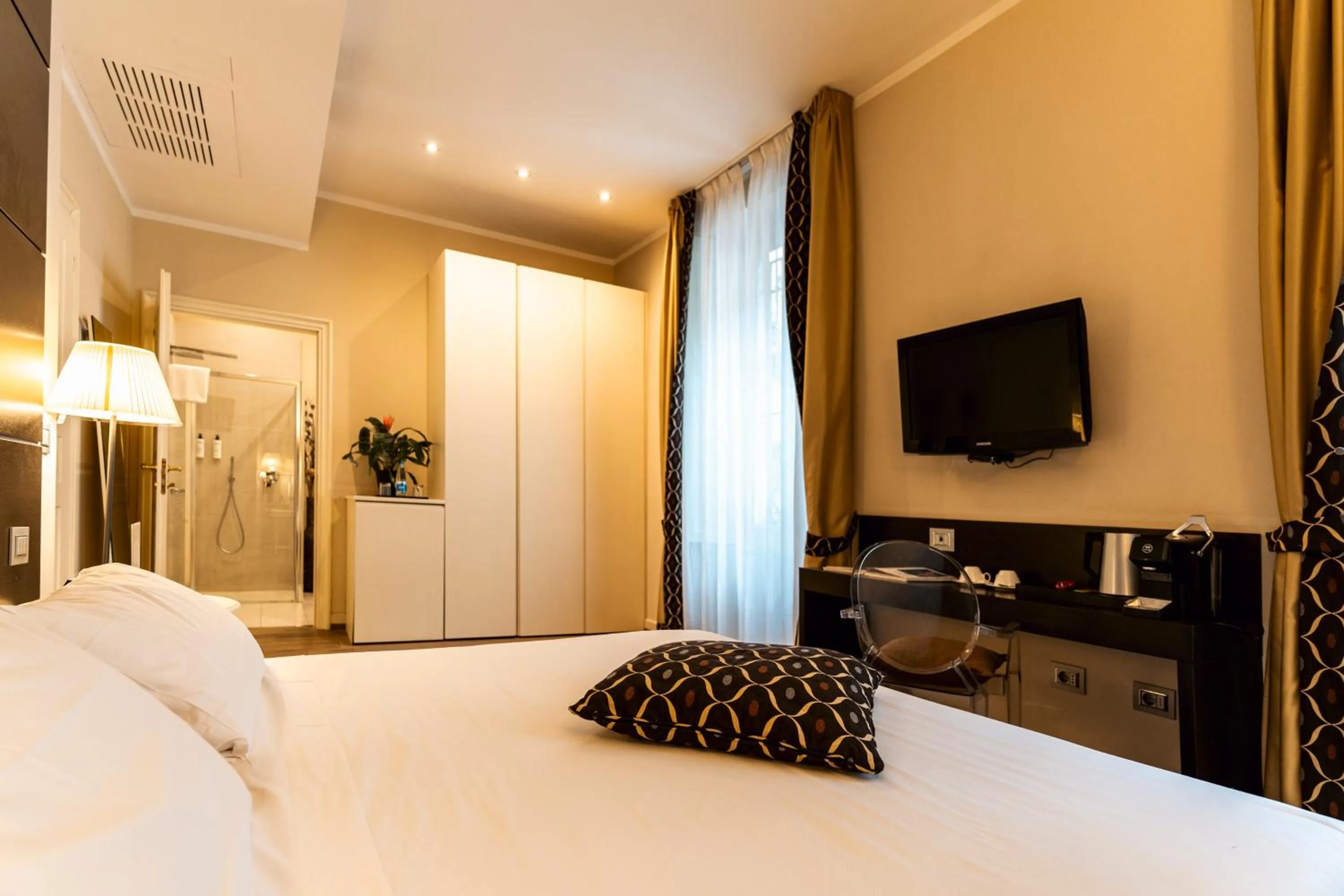 Communal lounge/ TV room, Bed in TownHouse 33 Boutique Hotel