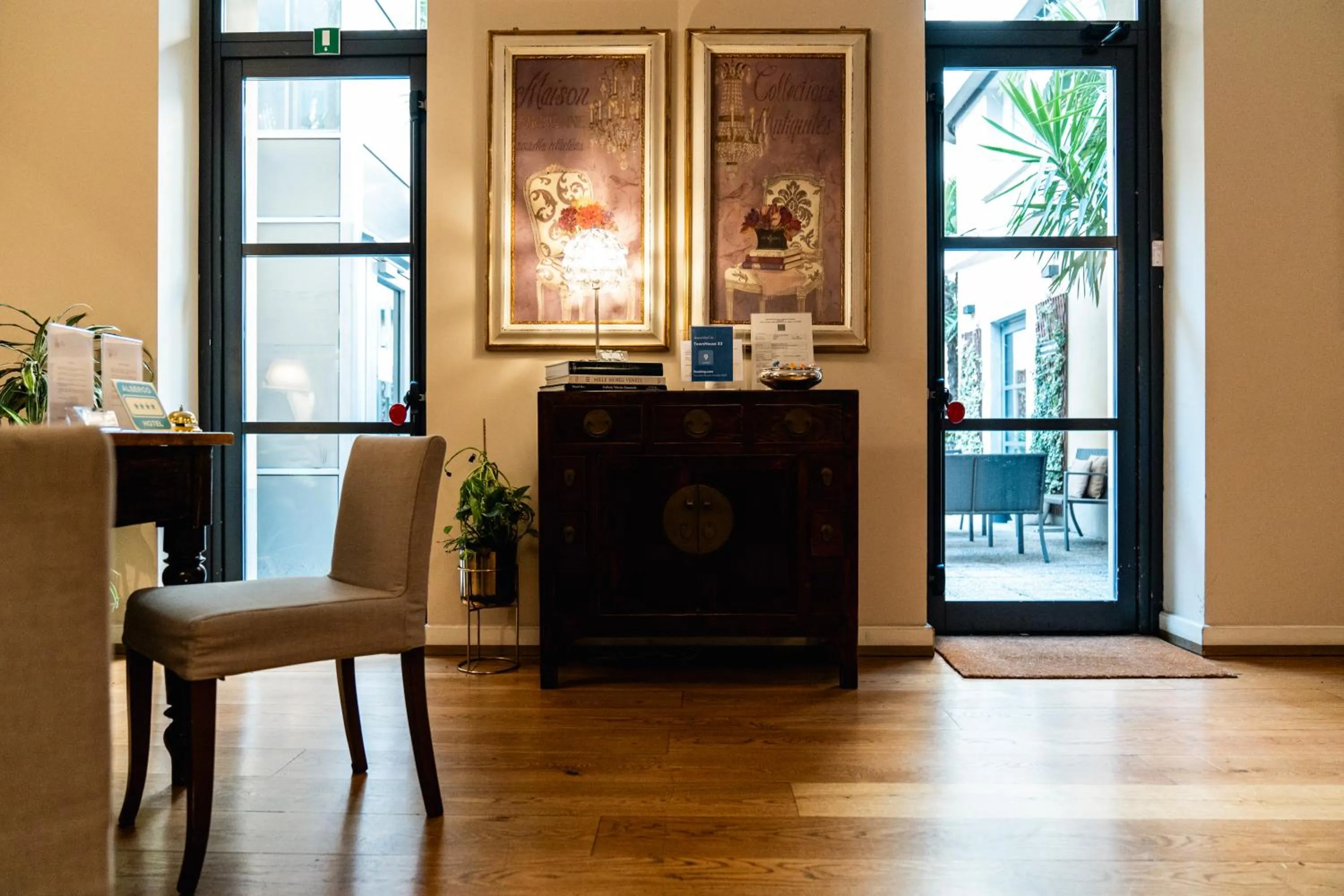 Lobby or reception in TownHouse 33 Boutique Hotel