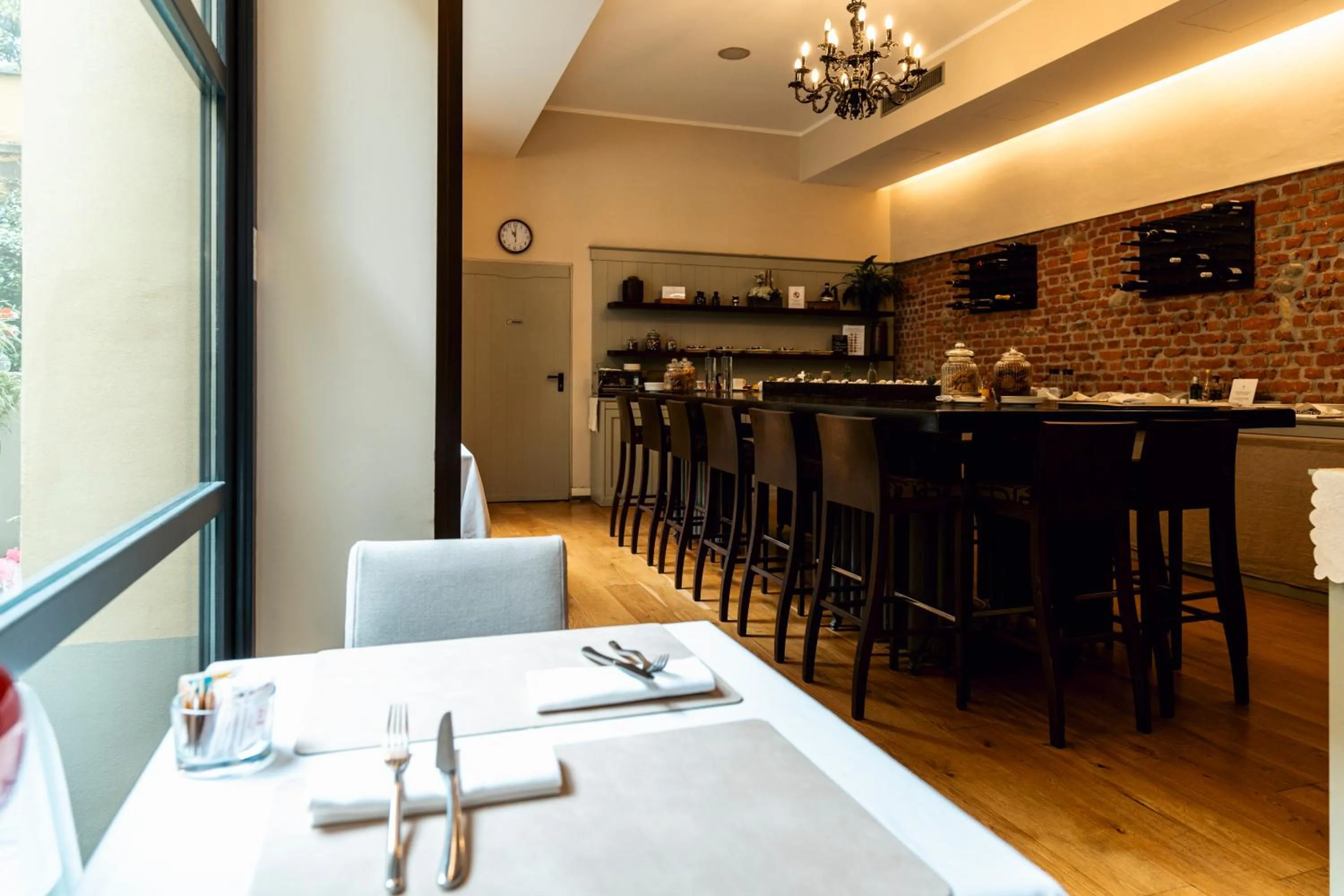 Restaurant/places to eat in TownHouse 33 Boutique Hotel