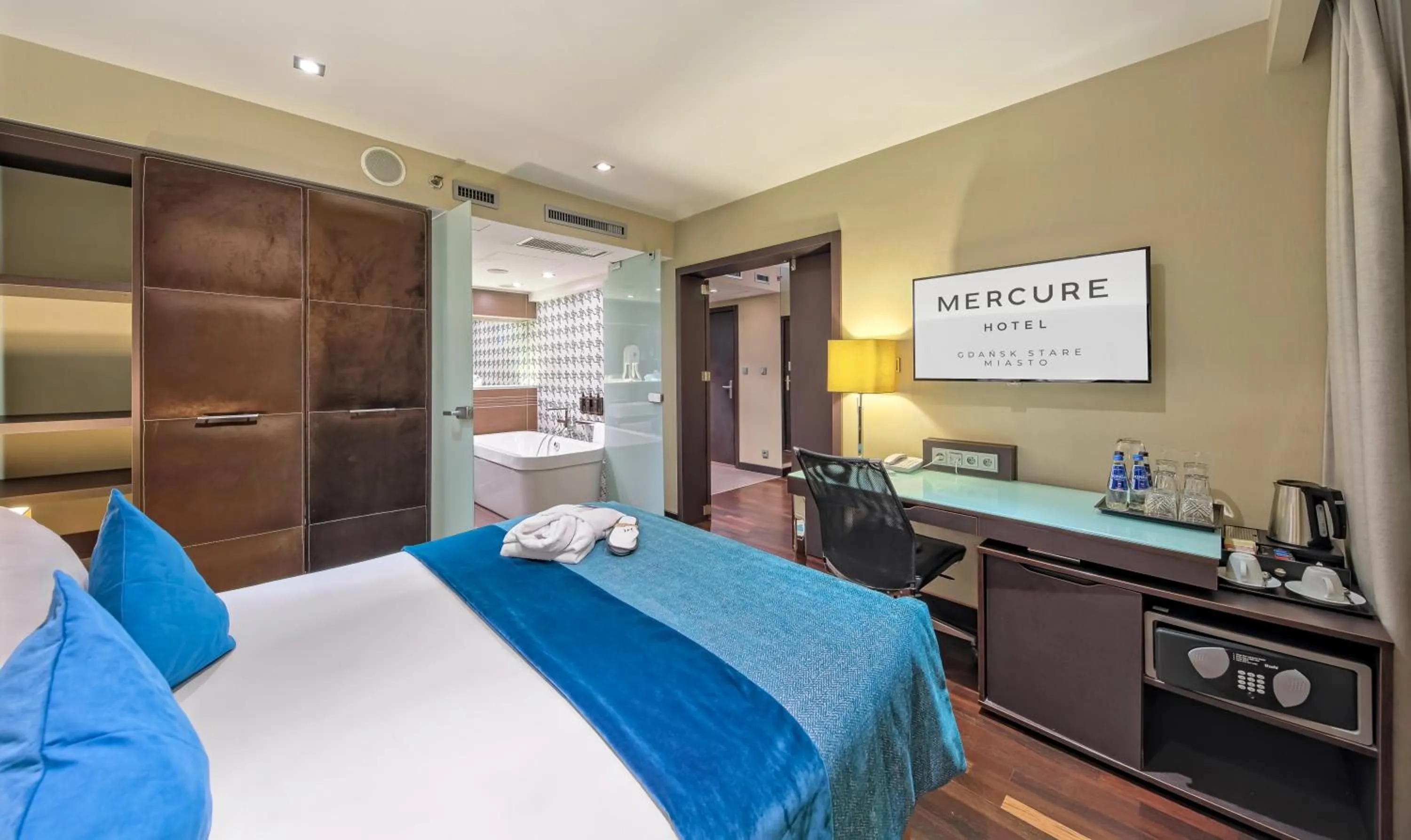 Coffee/tea facilities, Bed in Mercure Gdańsk Stare Miasto