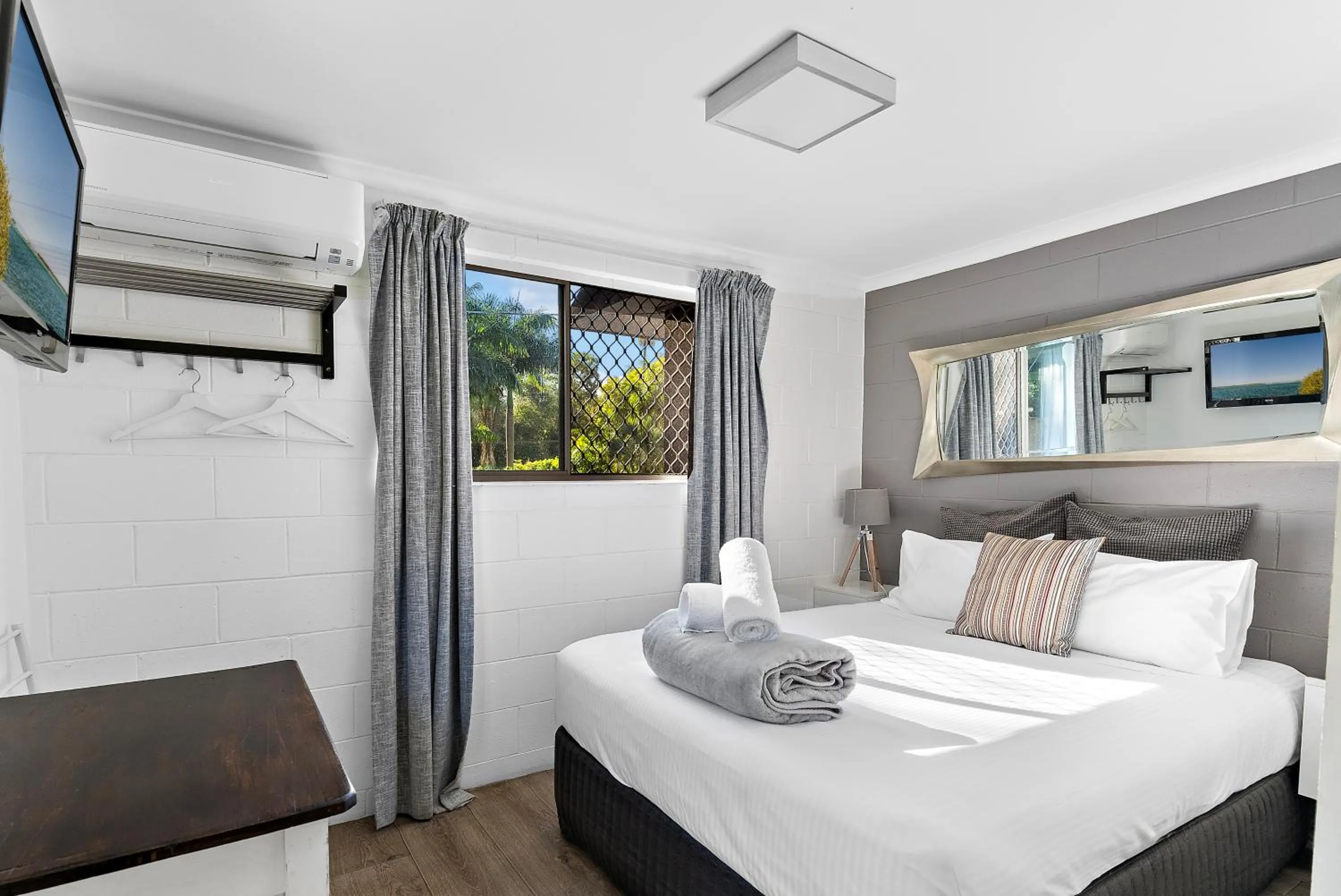 Kitchen or kitchenette, Bed in Buderim Fiesta Motel
