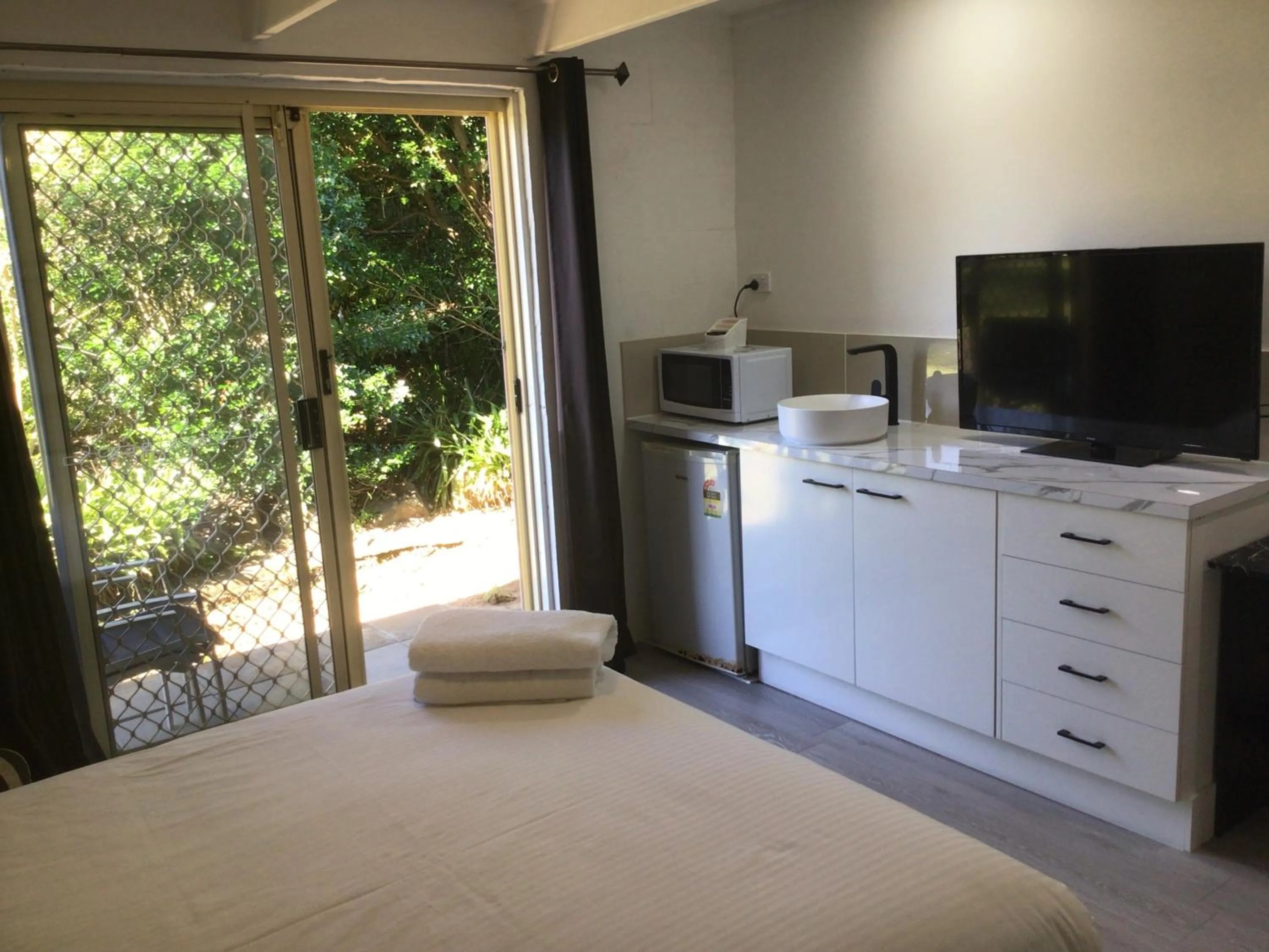 TV and multimedia, Bed in Buderim Fiesta Motel