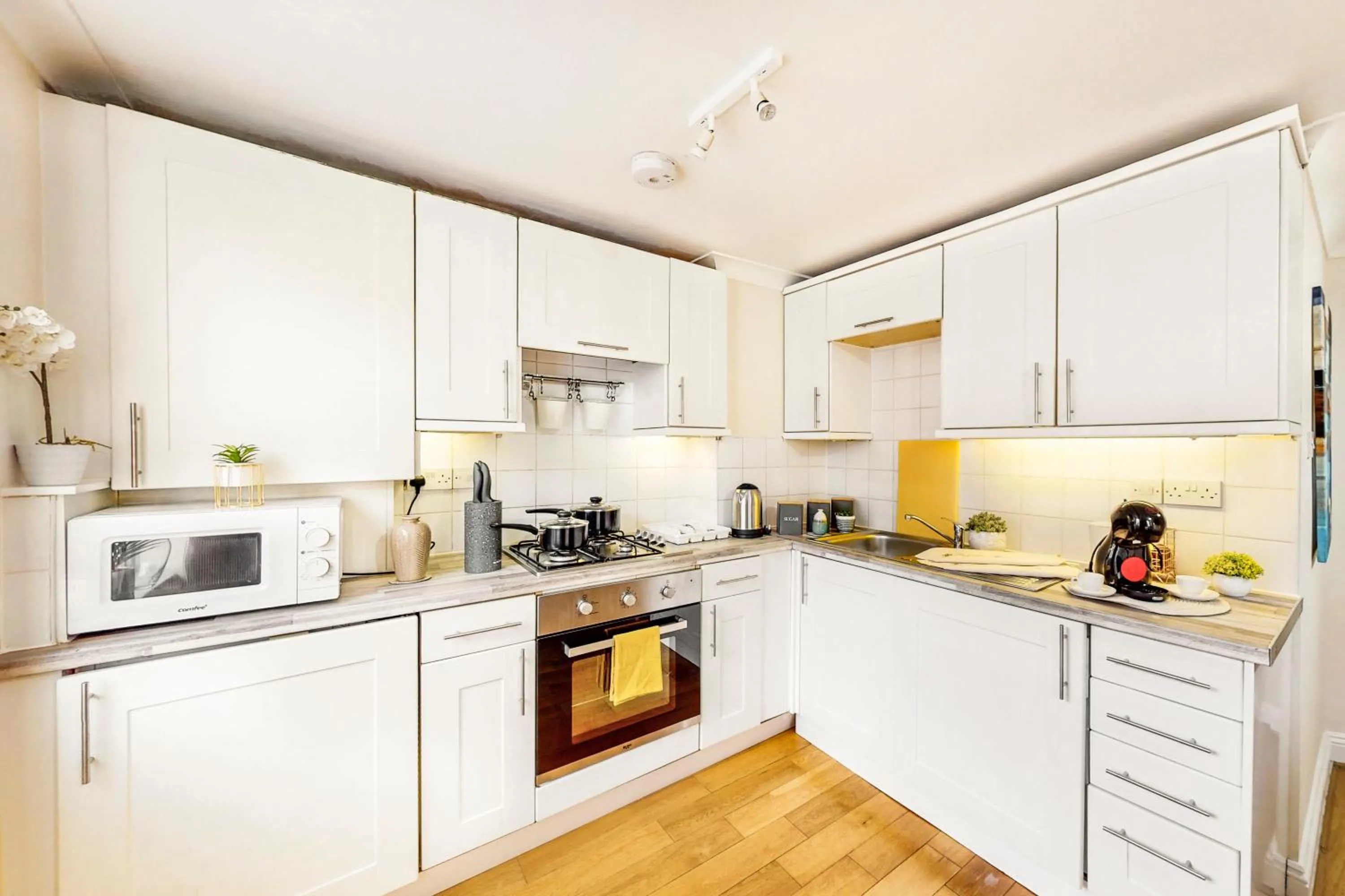 Kitchen or kitchenette in Park Lane Apartments Marble Arch