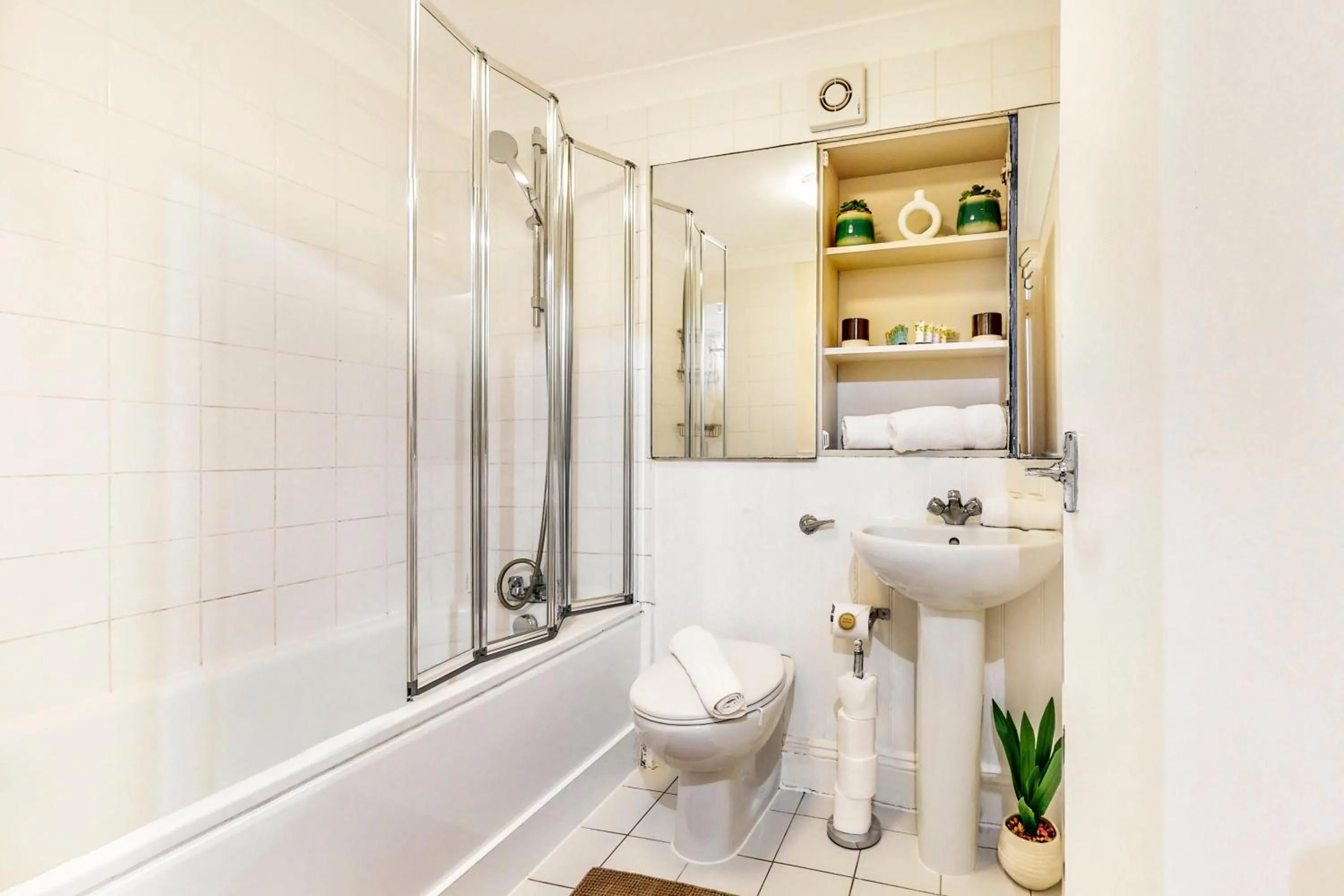 Toilet in Park Lane Apartments Marble Arch