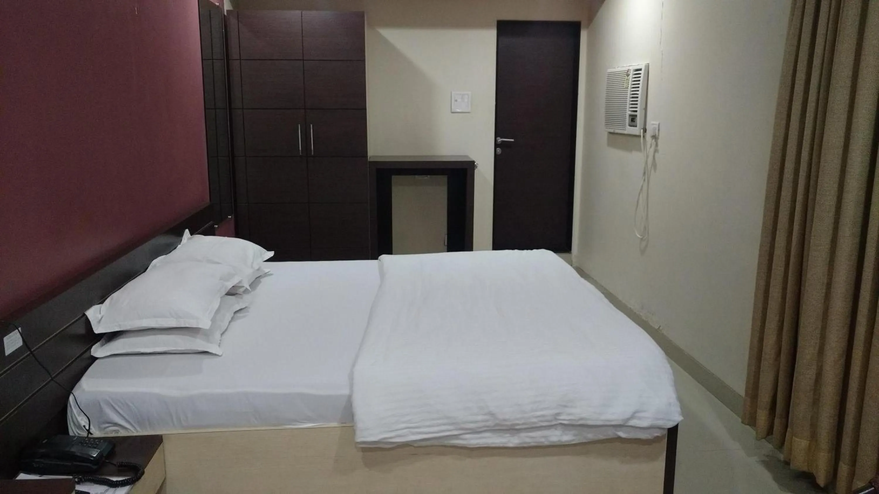 Photo of the whole room, Bed in Pals Hotel