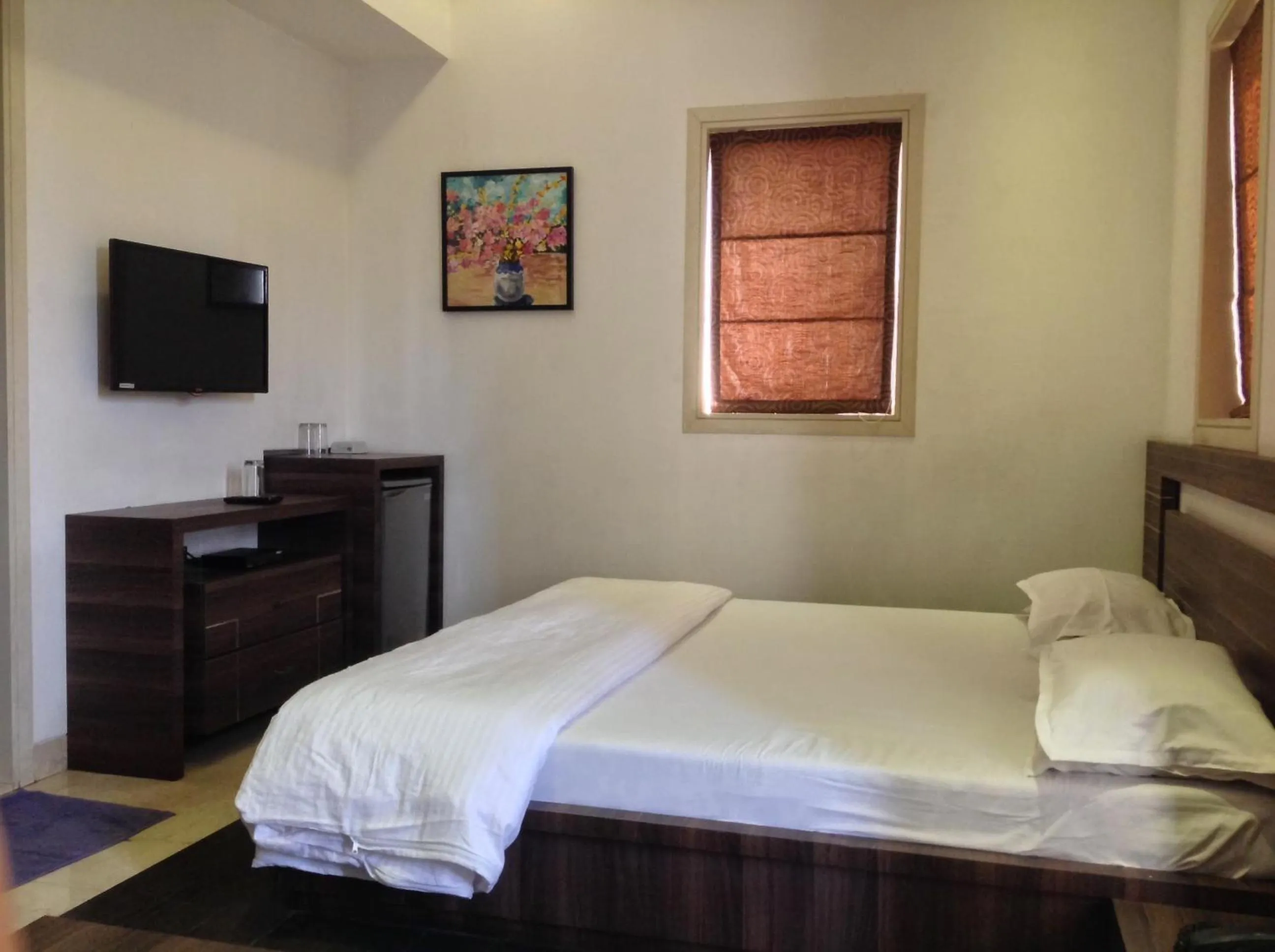 cot, Bed in Pals Hotel