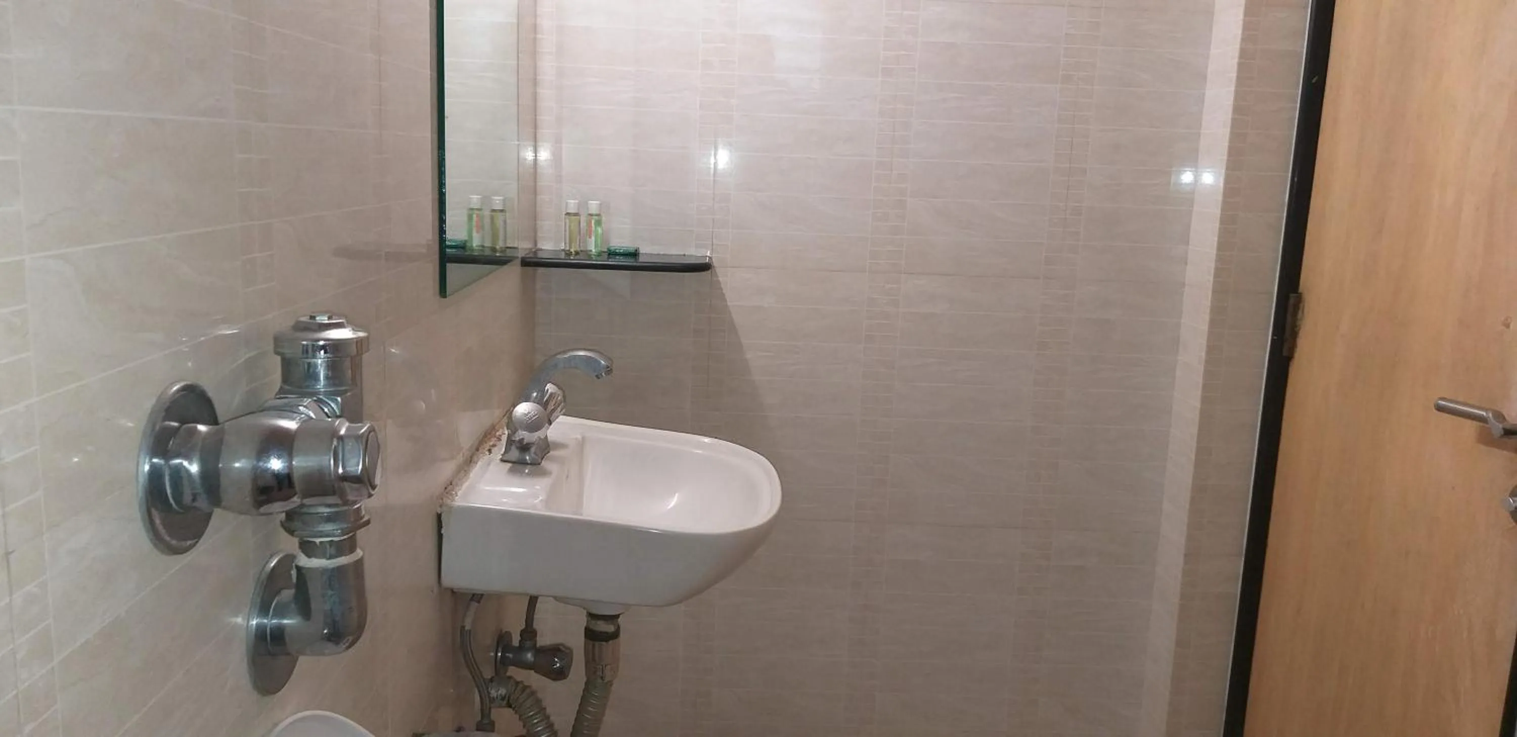 Toilet in Pals Hotel