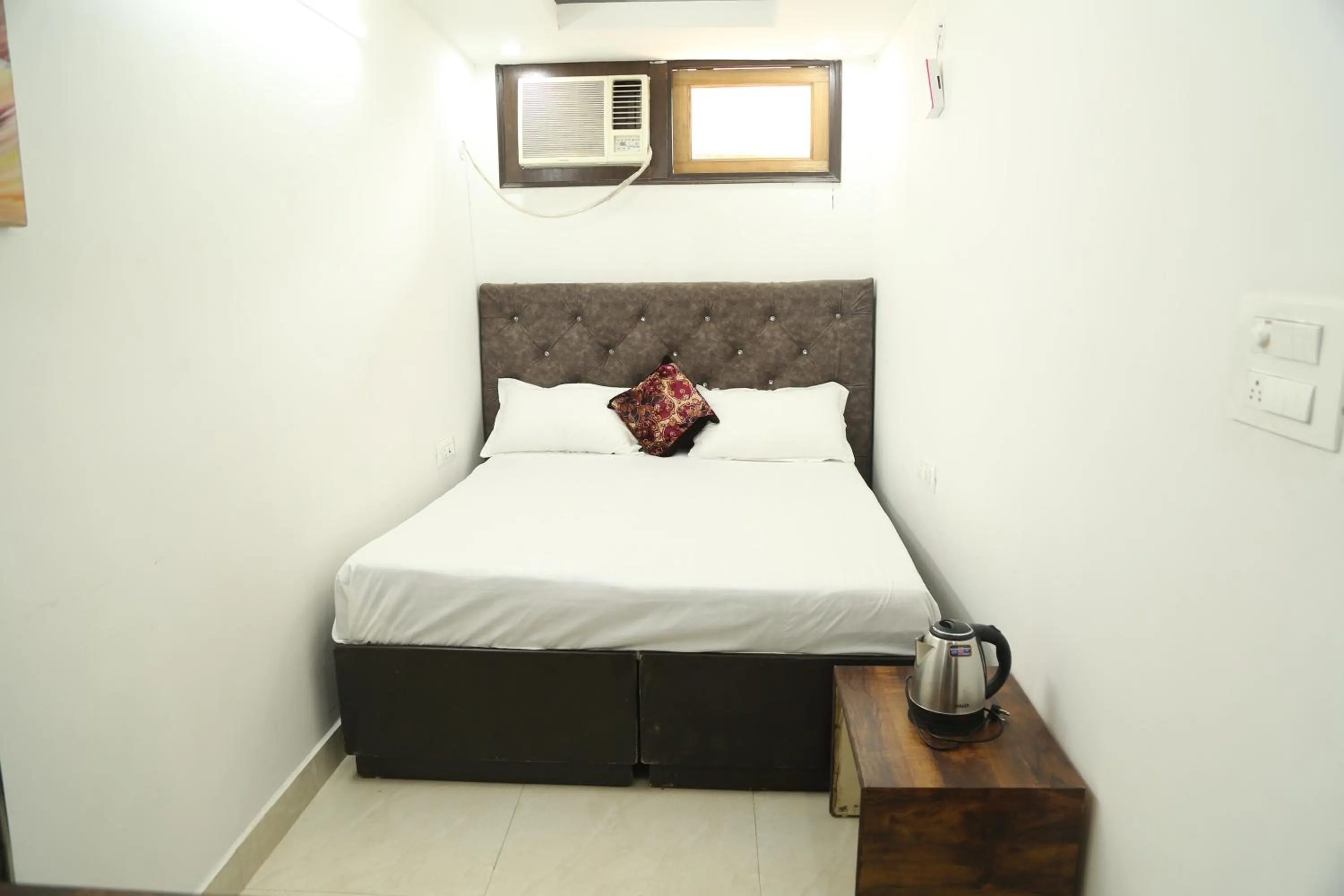 Photo of the whole room, Bed in Shanti Residency