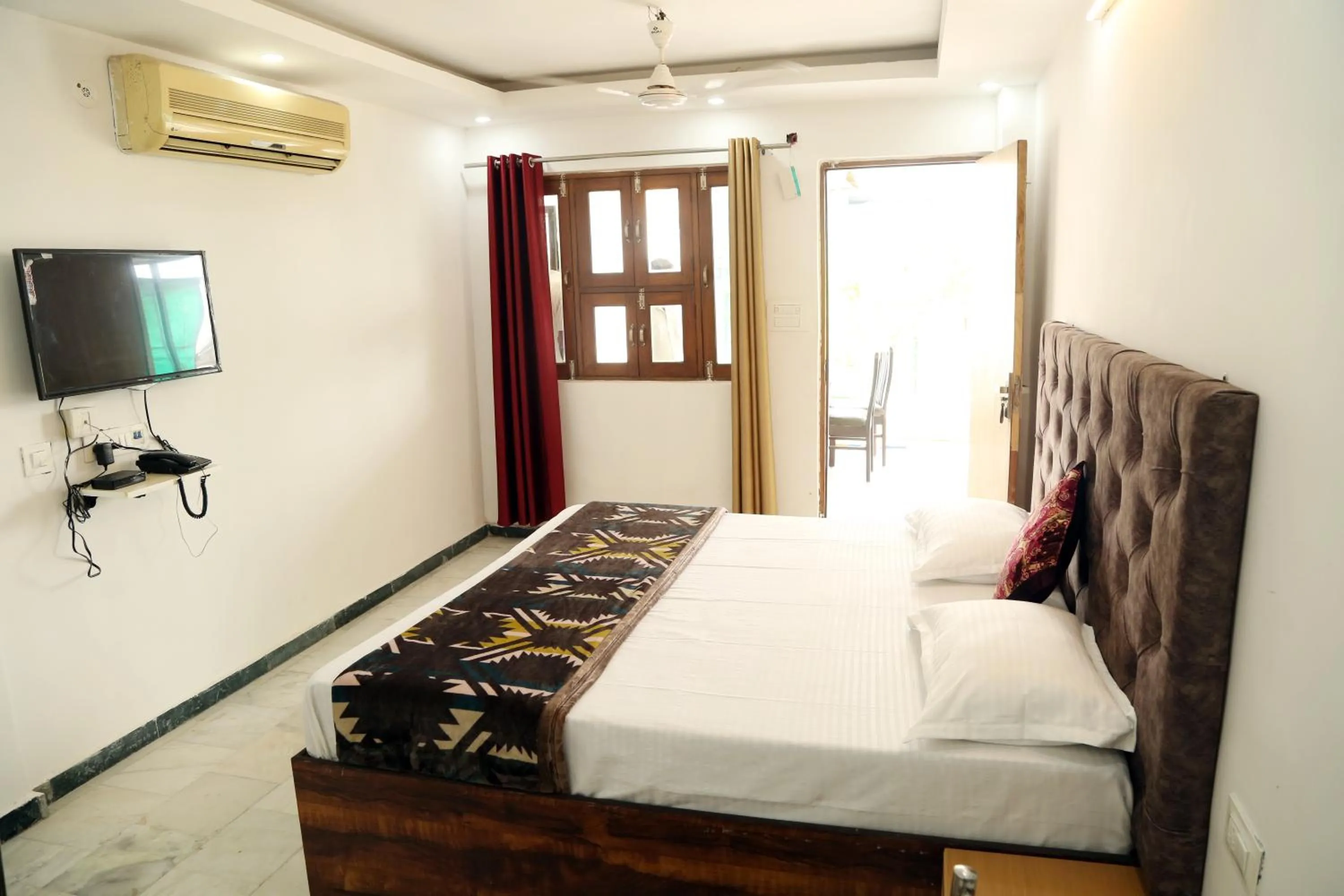 Communal lounge/ TV room, Bed in Shanti Residency