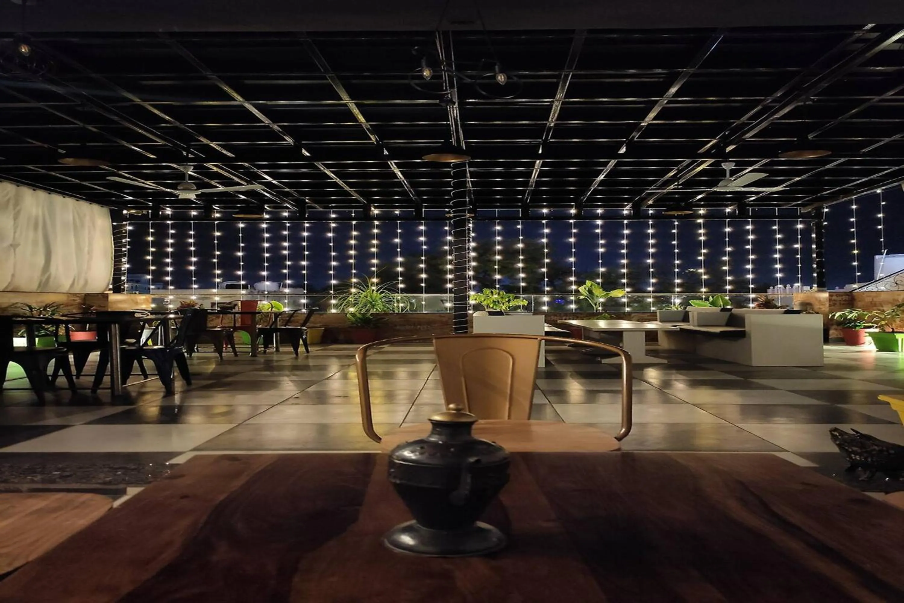 Restaurant/places to eat in Hotel Lake Bridge