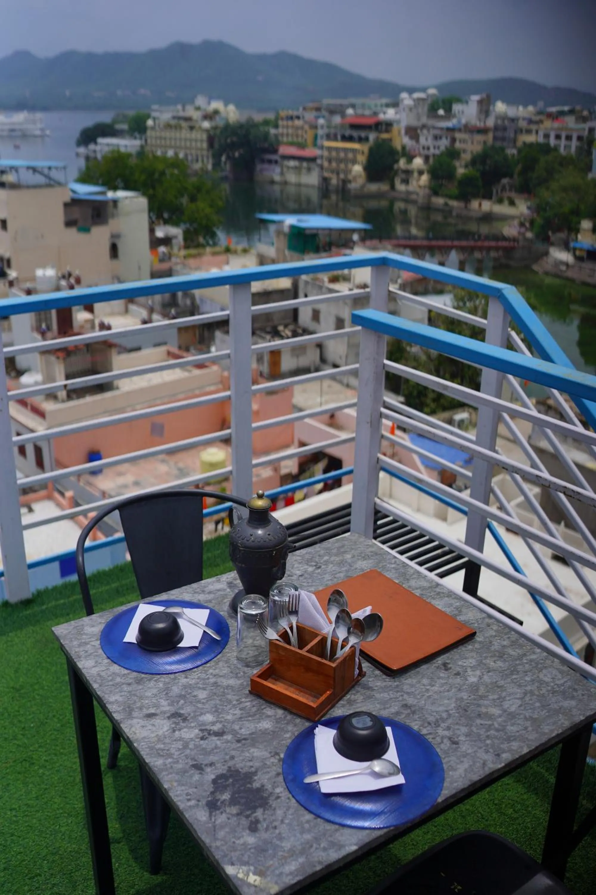 Food and drinks in Hotel Lake Bridge