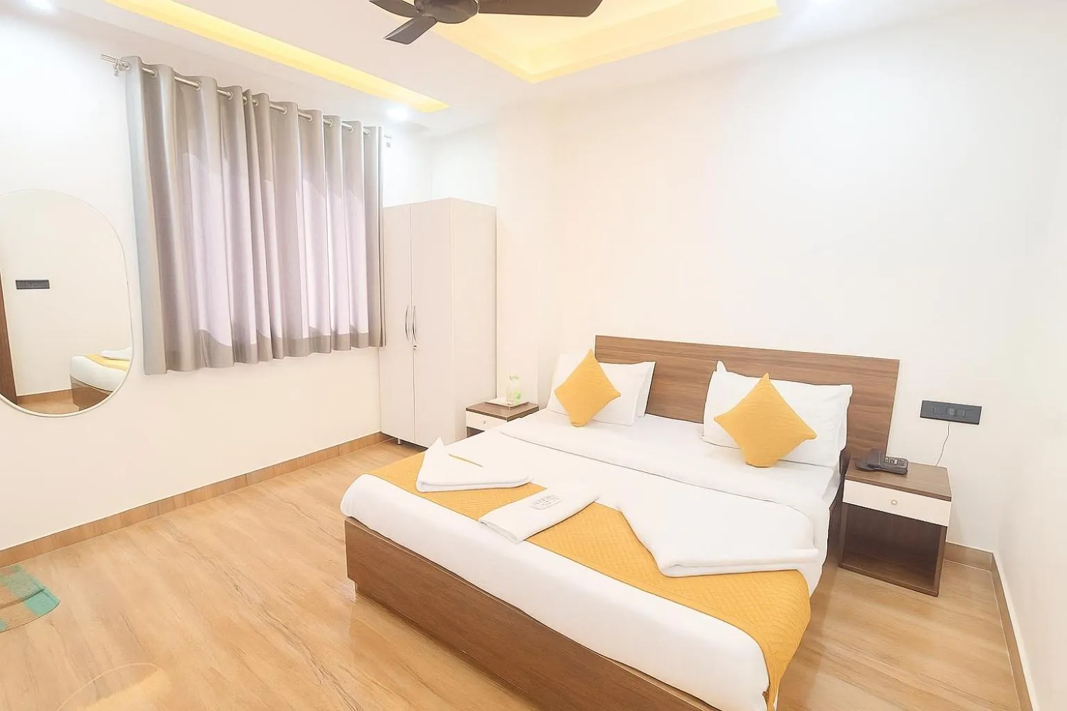 Photo of the whole room, Bed in Diplomat Regency Yashobhoomi