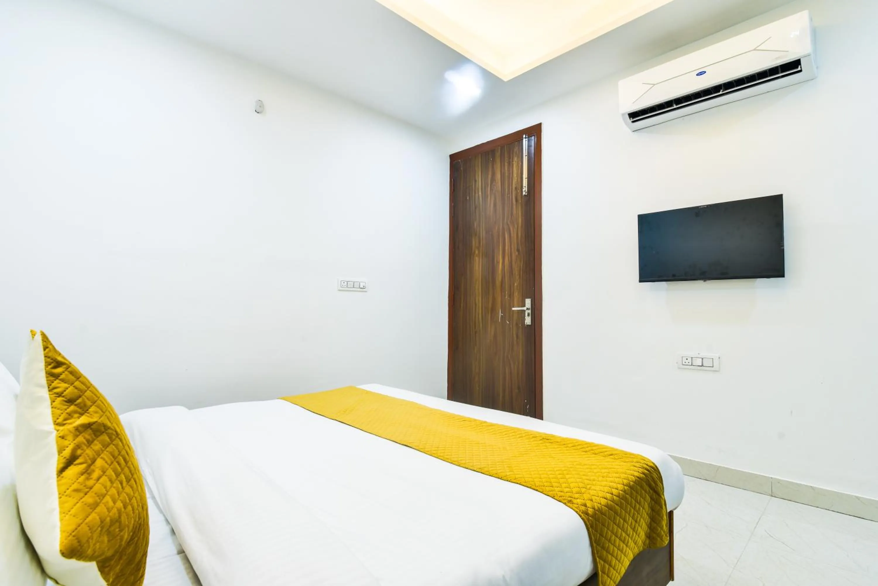 Photo of the whole room, Bed in Diplomat Regency Yashobhoomi