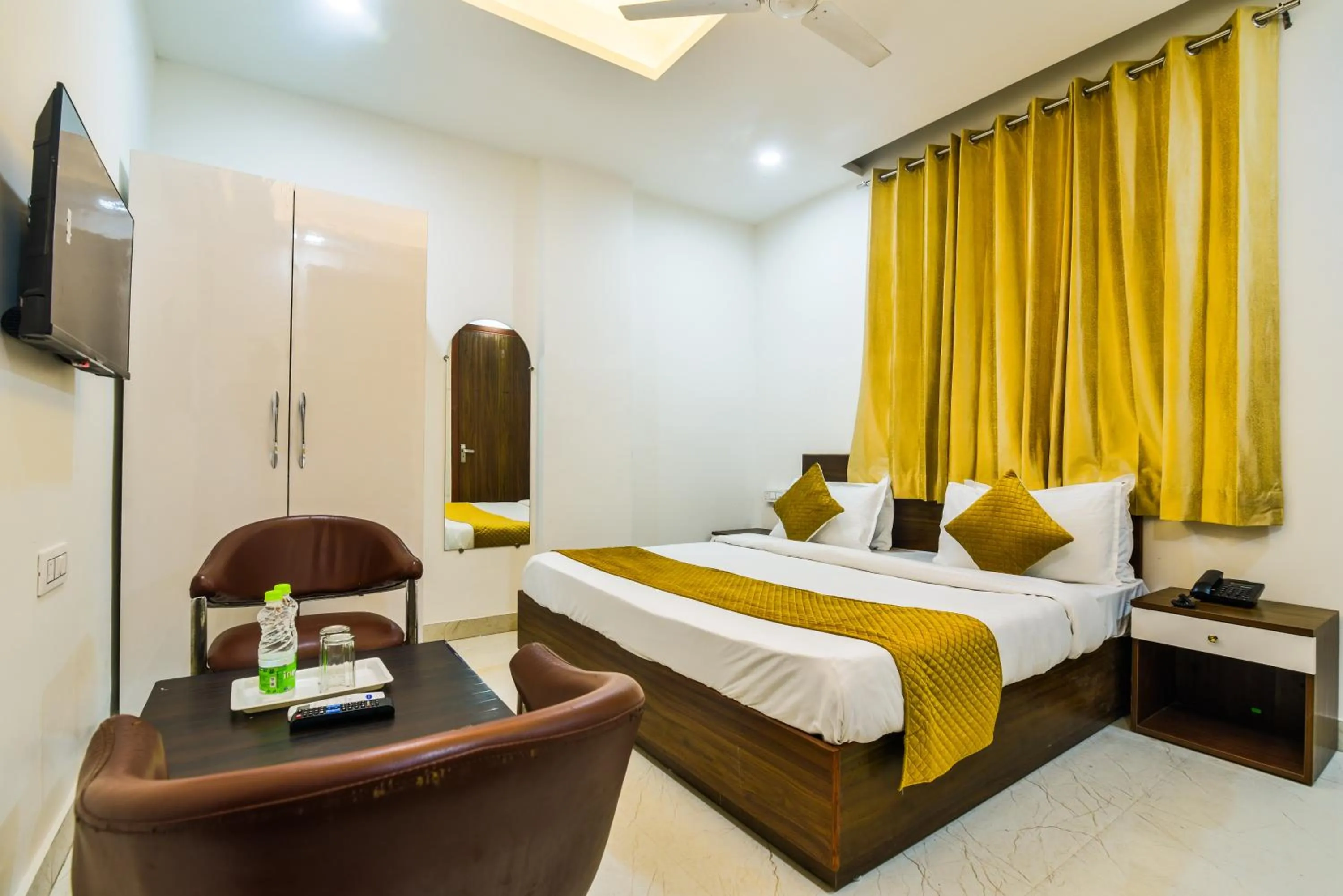 Photo of the whole room, Bed in Diplomat Regency Yashobhoomi