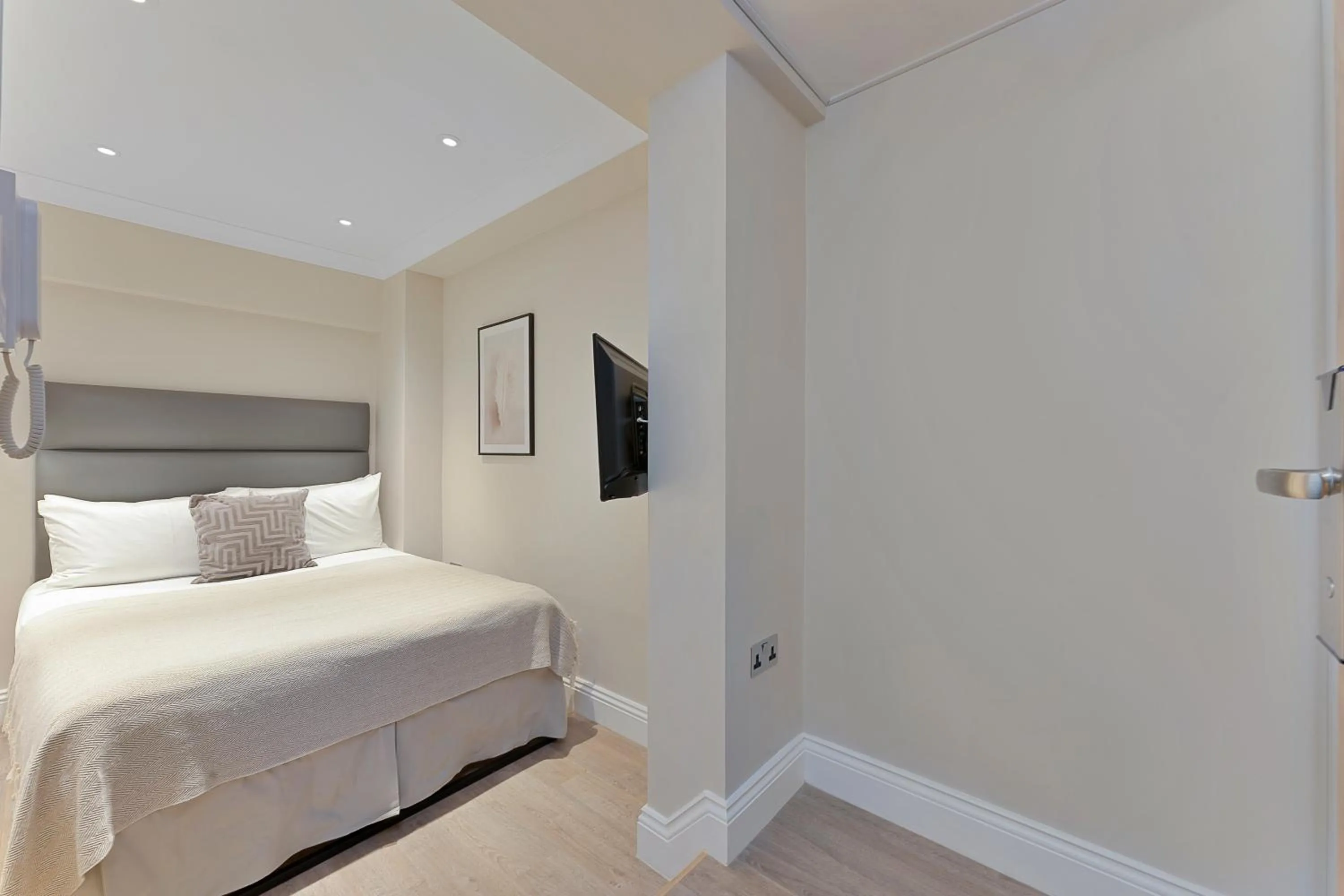 Bedroom, Bed in Cleveland Residences Kensington