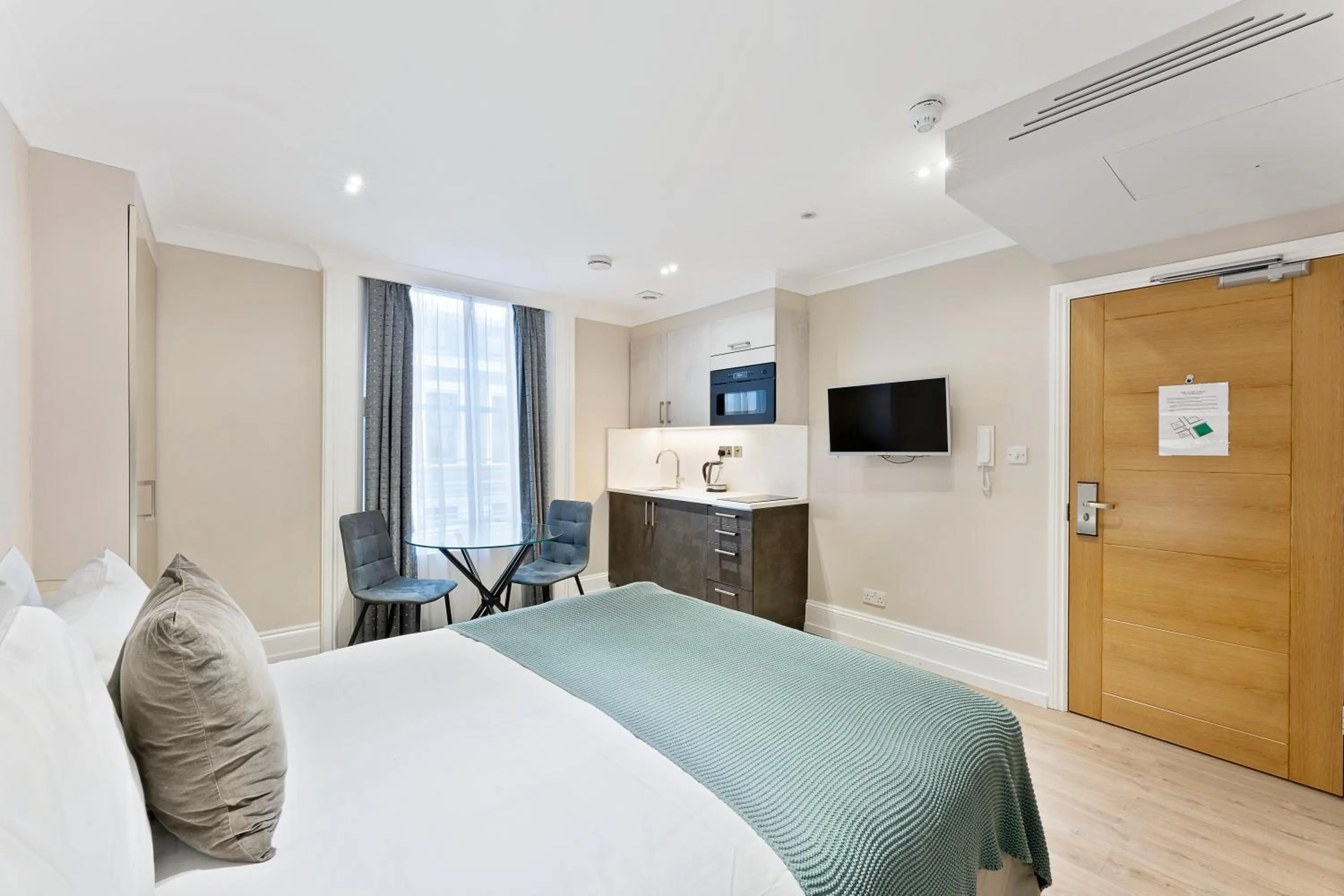 Kitchen or kitchenette, Bed in Cleveland Residences Kensington