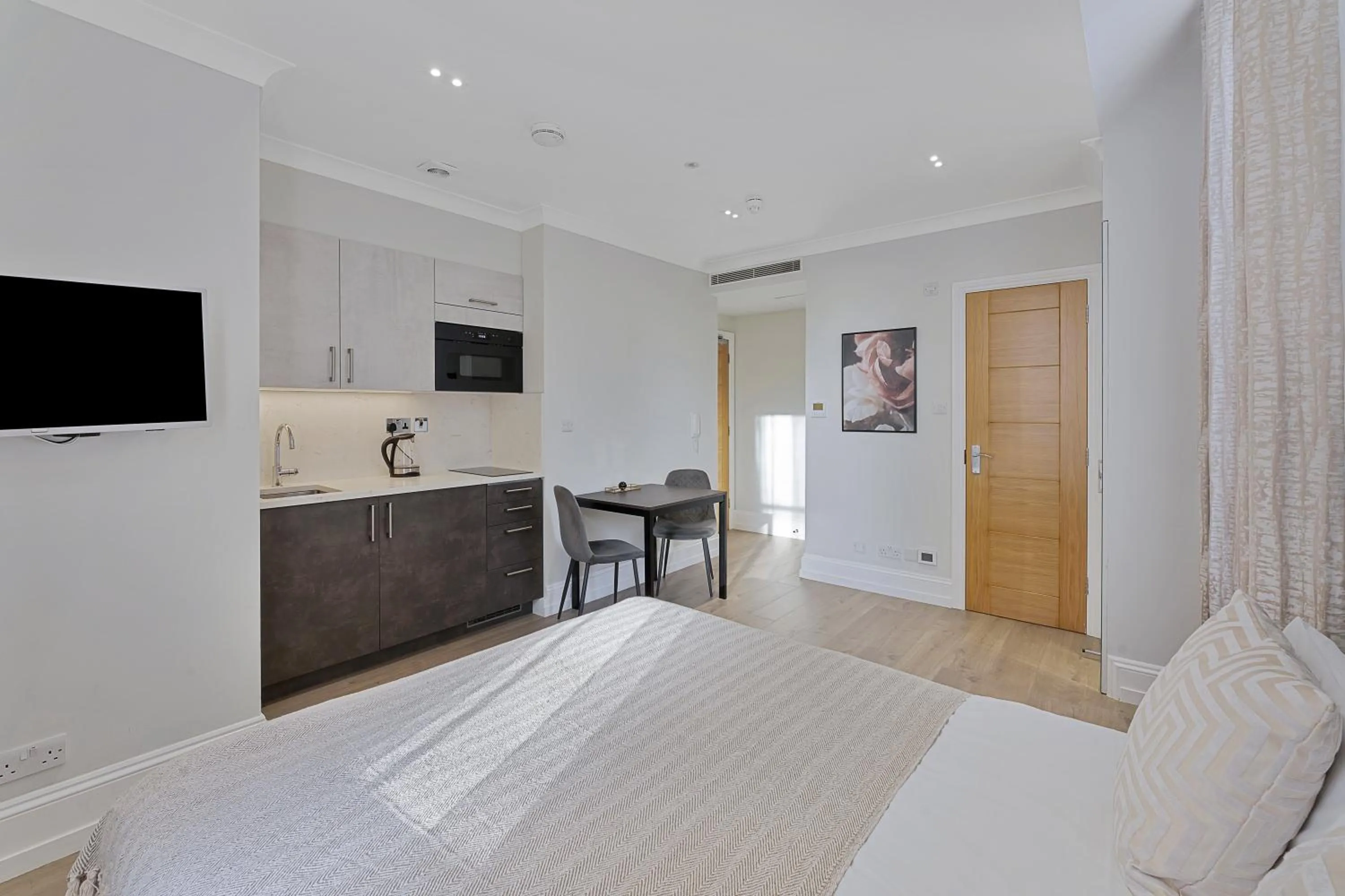 Photo of the whole room, Bed in Cleveland Residences Kensington