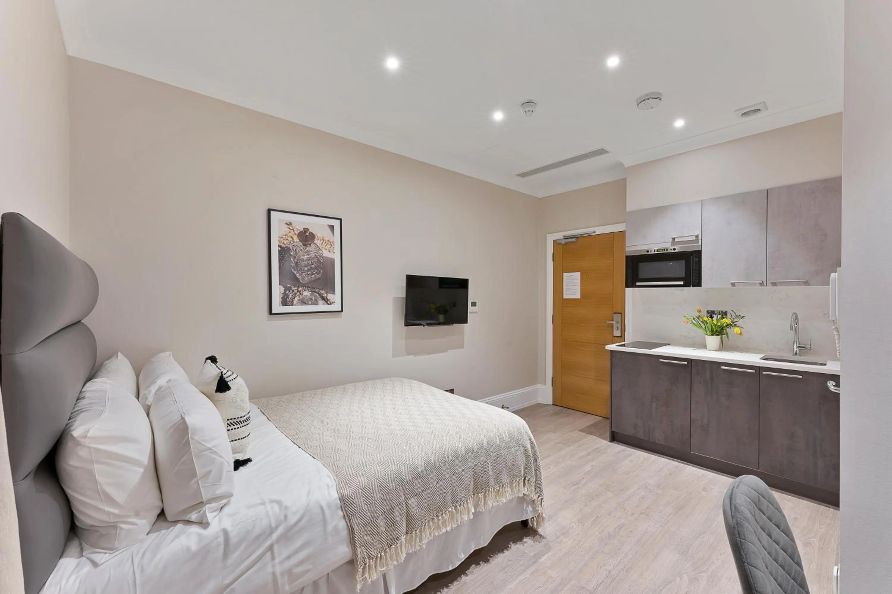 Photo of the whole room, Bed in Cleveland Residences Kensington