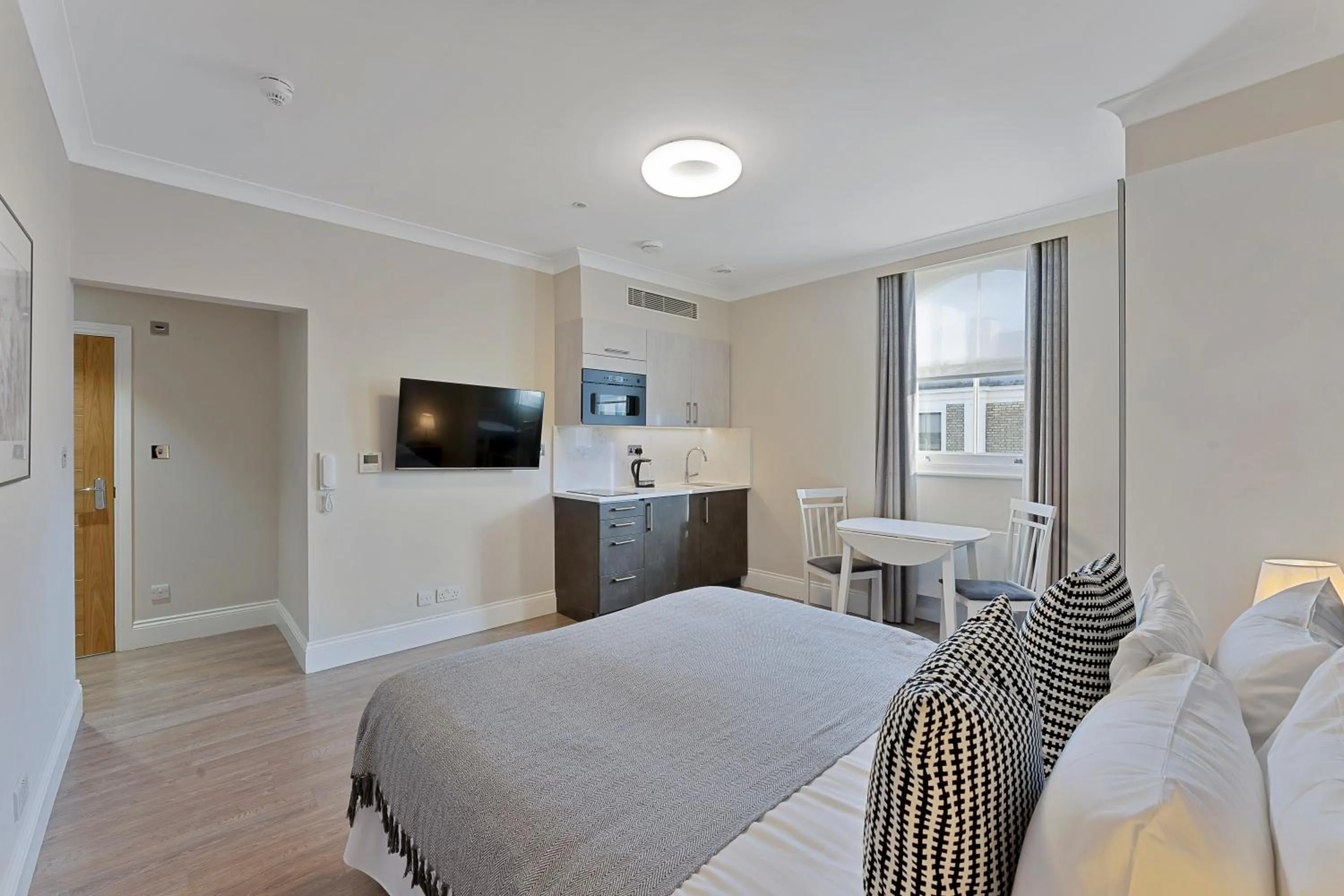 Photo of the whole room, Bed in Cleveland Residences Kensington