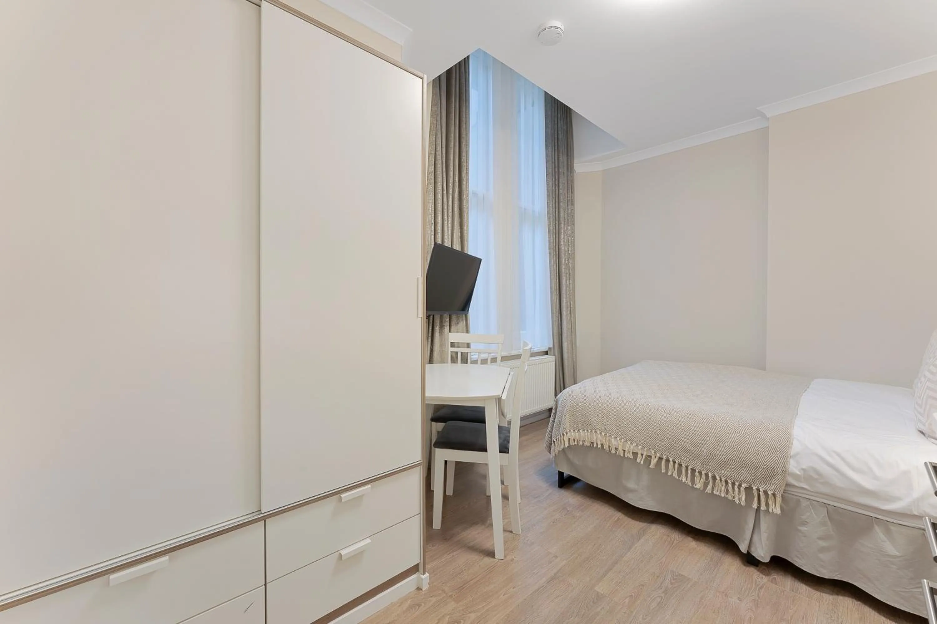 Bedroom, Bed in Cleveland Residences Kensington