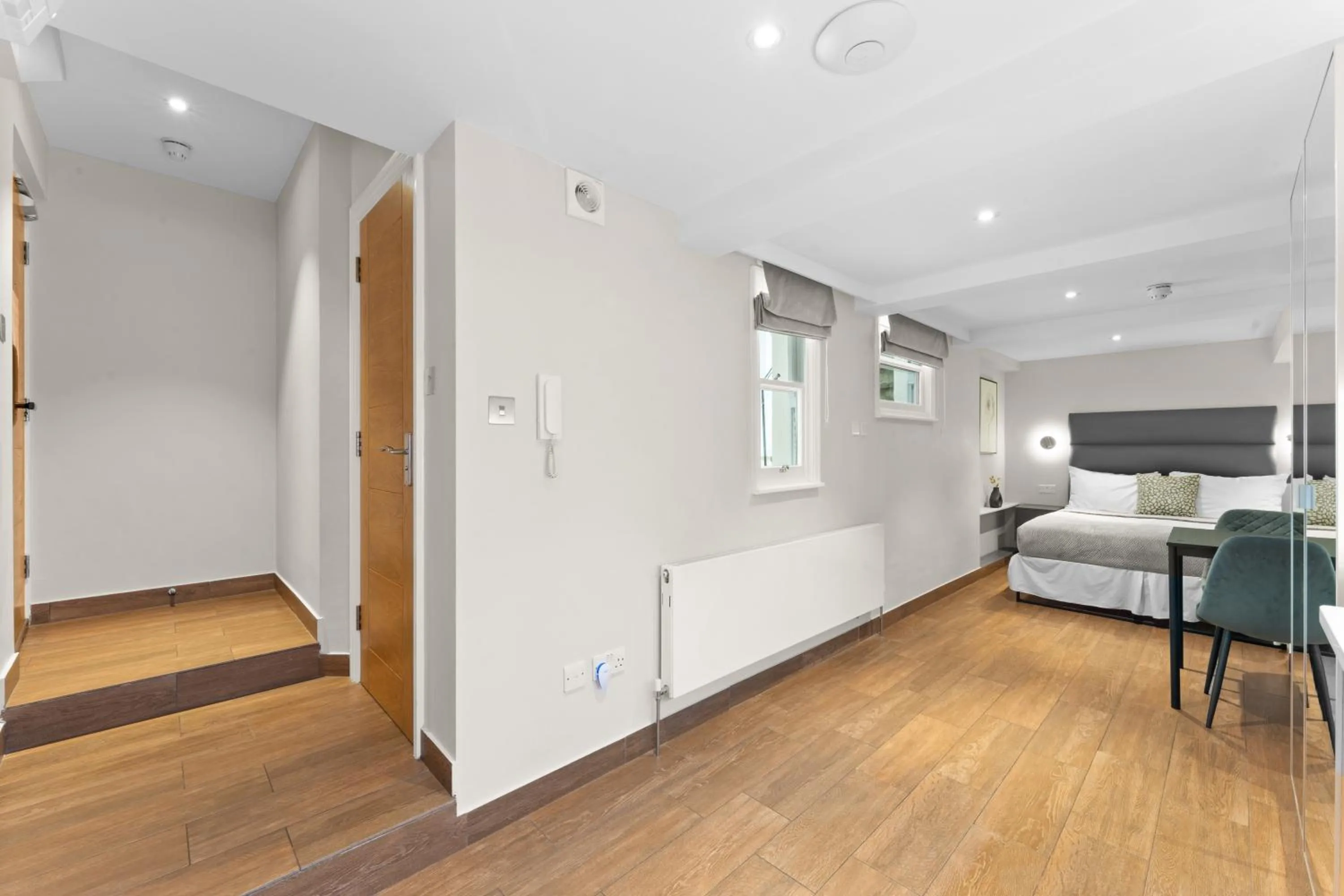 Photo of the whole room, Bed in Cleveland Residences Kensington