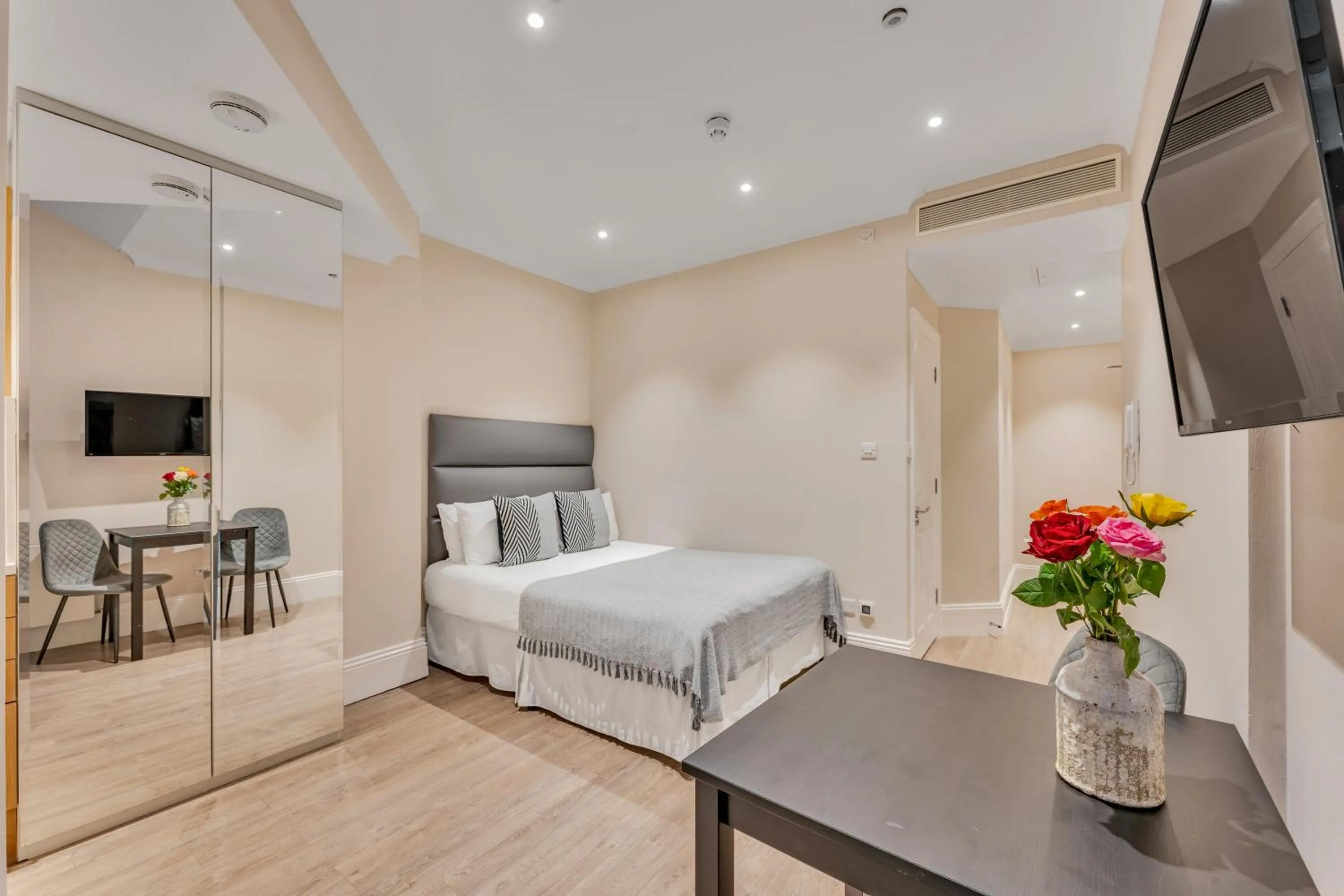 Photo of the whole room, Bed in Cleveland Residences Kensington