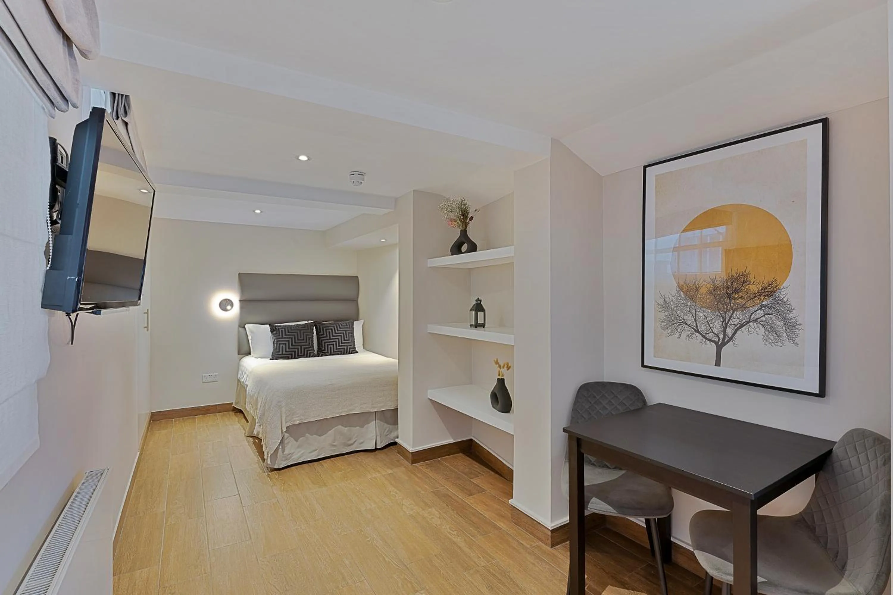 Dining area, Bed in Cleveland Residences Kensington