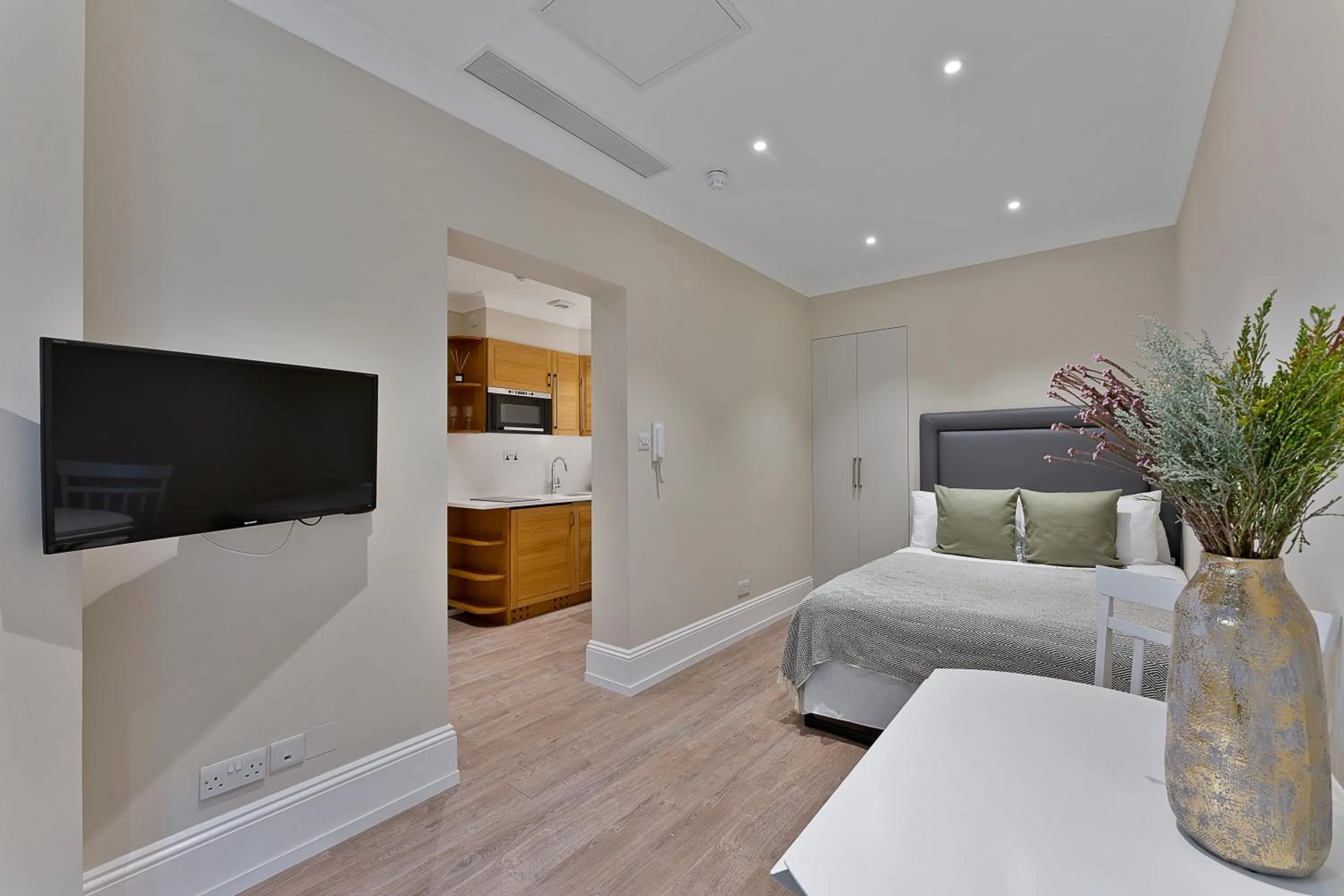 Photo of the whole room, Bed in Cleveland Residences Kensington
