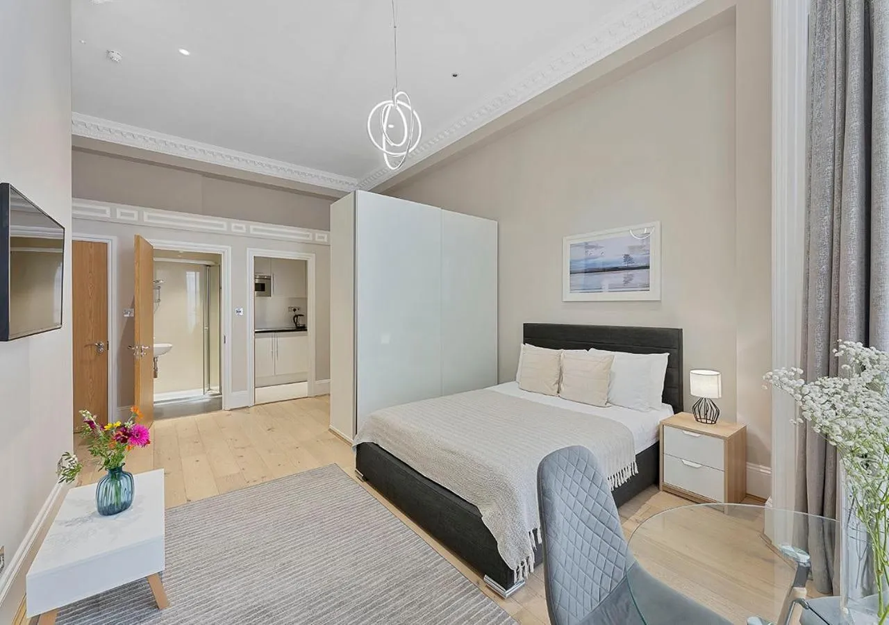 Photo of the whole room, Bed in Cleveland Residences Kensington