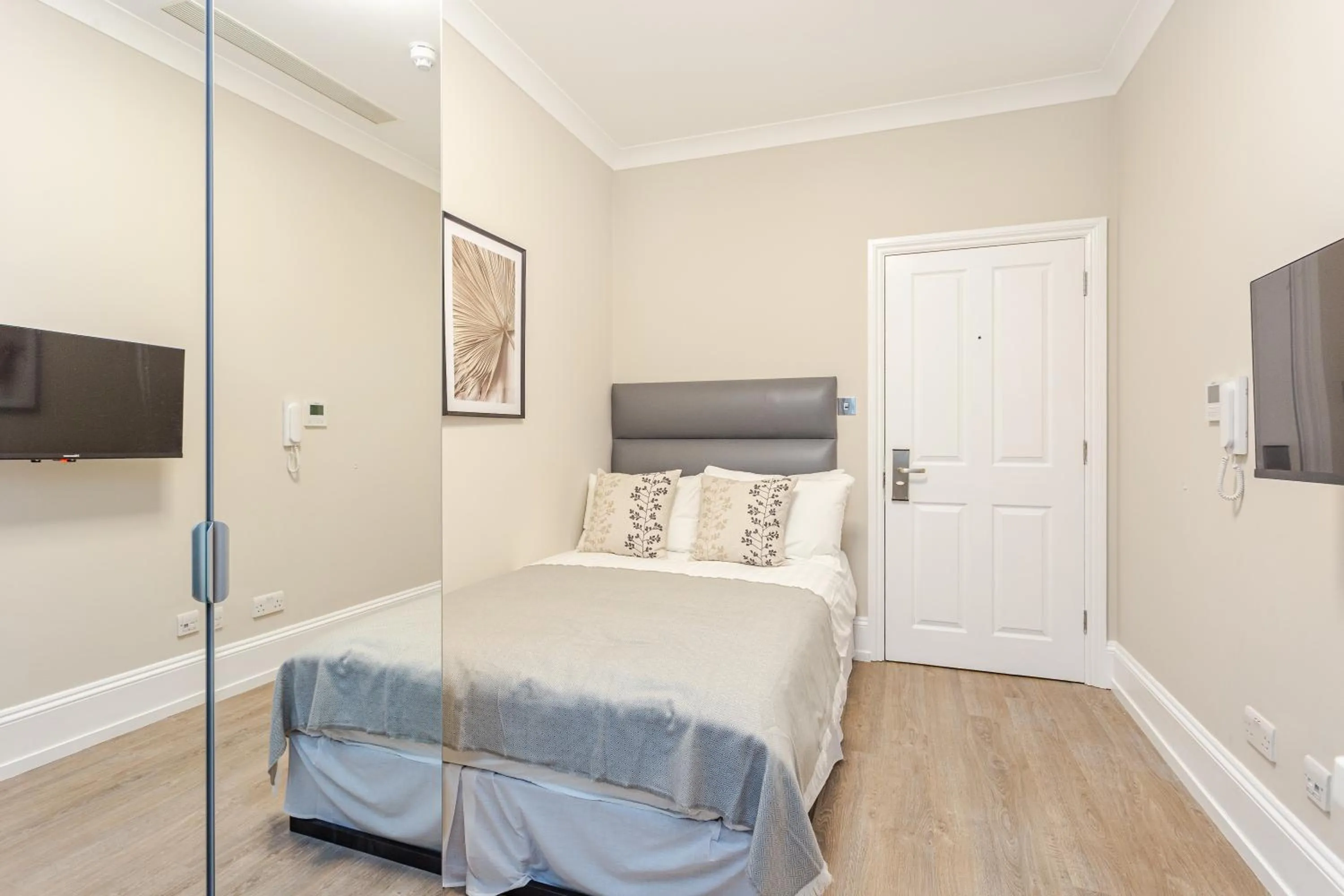 Bedroom, Bed in Cleveland Residences Kensington