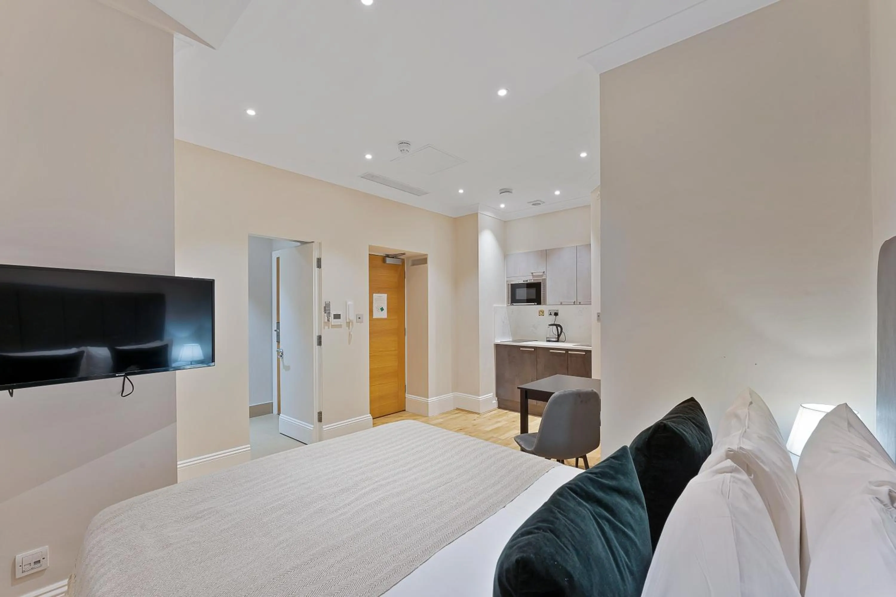 Photo of the whole room, Bed in Cleveland Residences Kensington