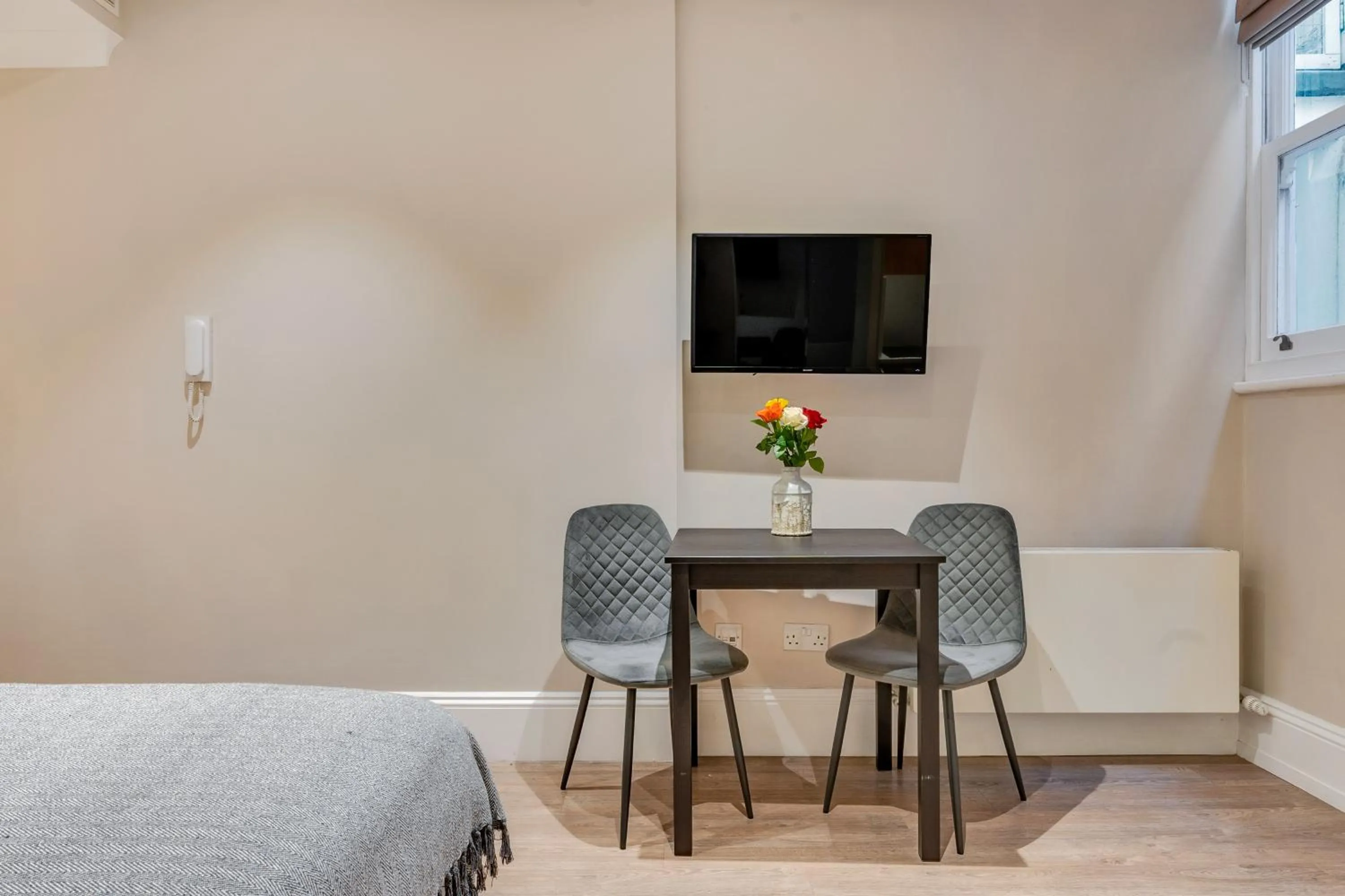 Photo of the whole room, Bed in Cleveland Residences Kensington