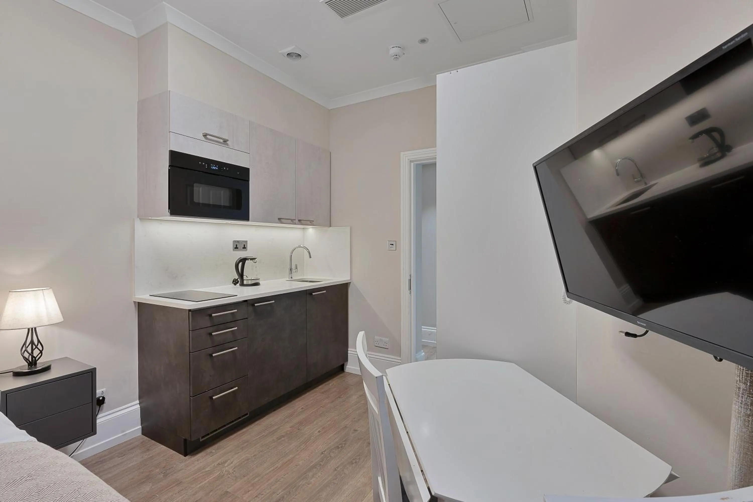 Kitchen or kitchenette, Bed in Cleveland Residences Kensington