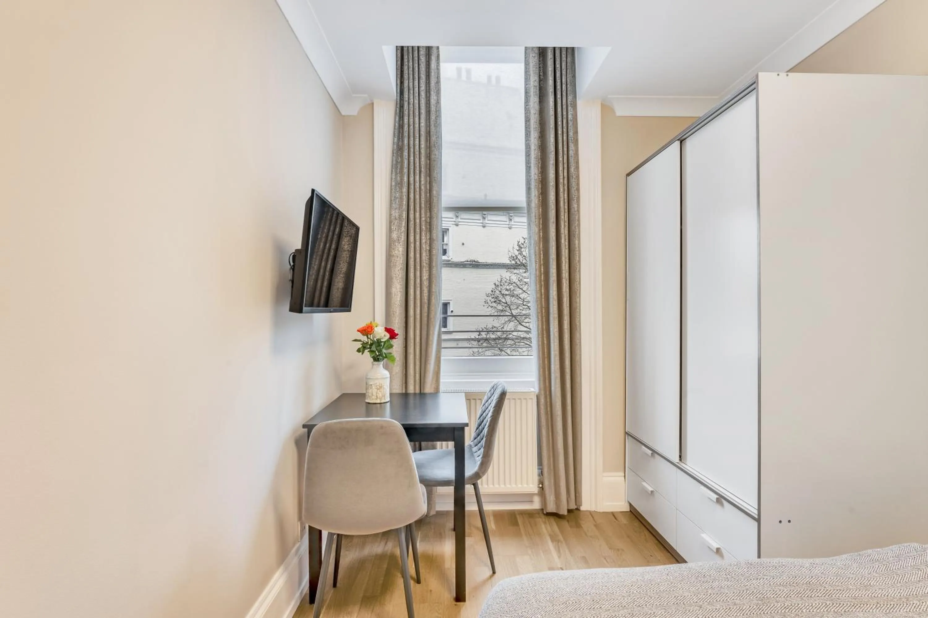 Photo of the whole room, Bed in Cleveland Residences Kensington