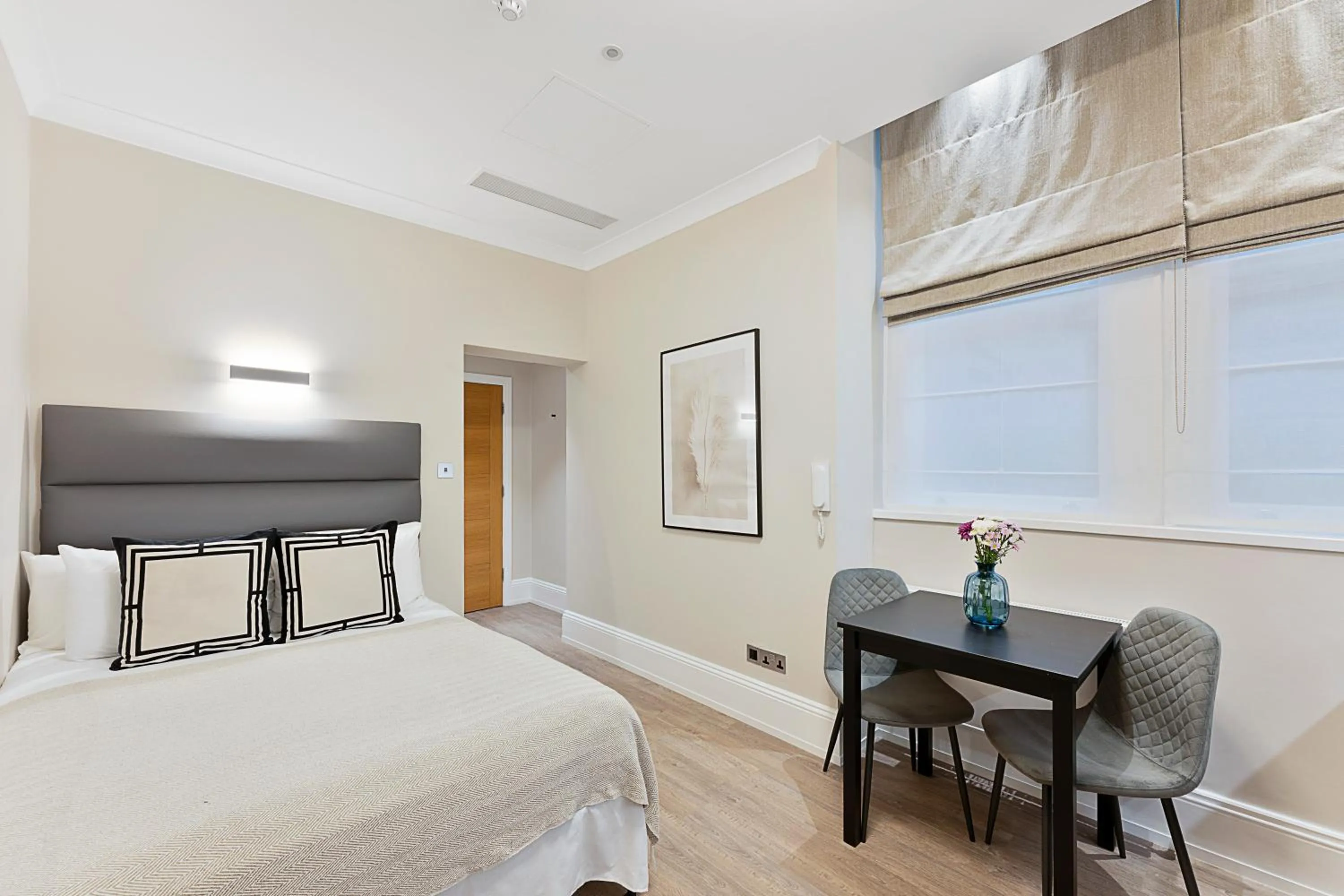 Photo of the whole room, Bed in Cleveland Residences Kensington