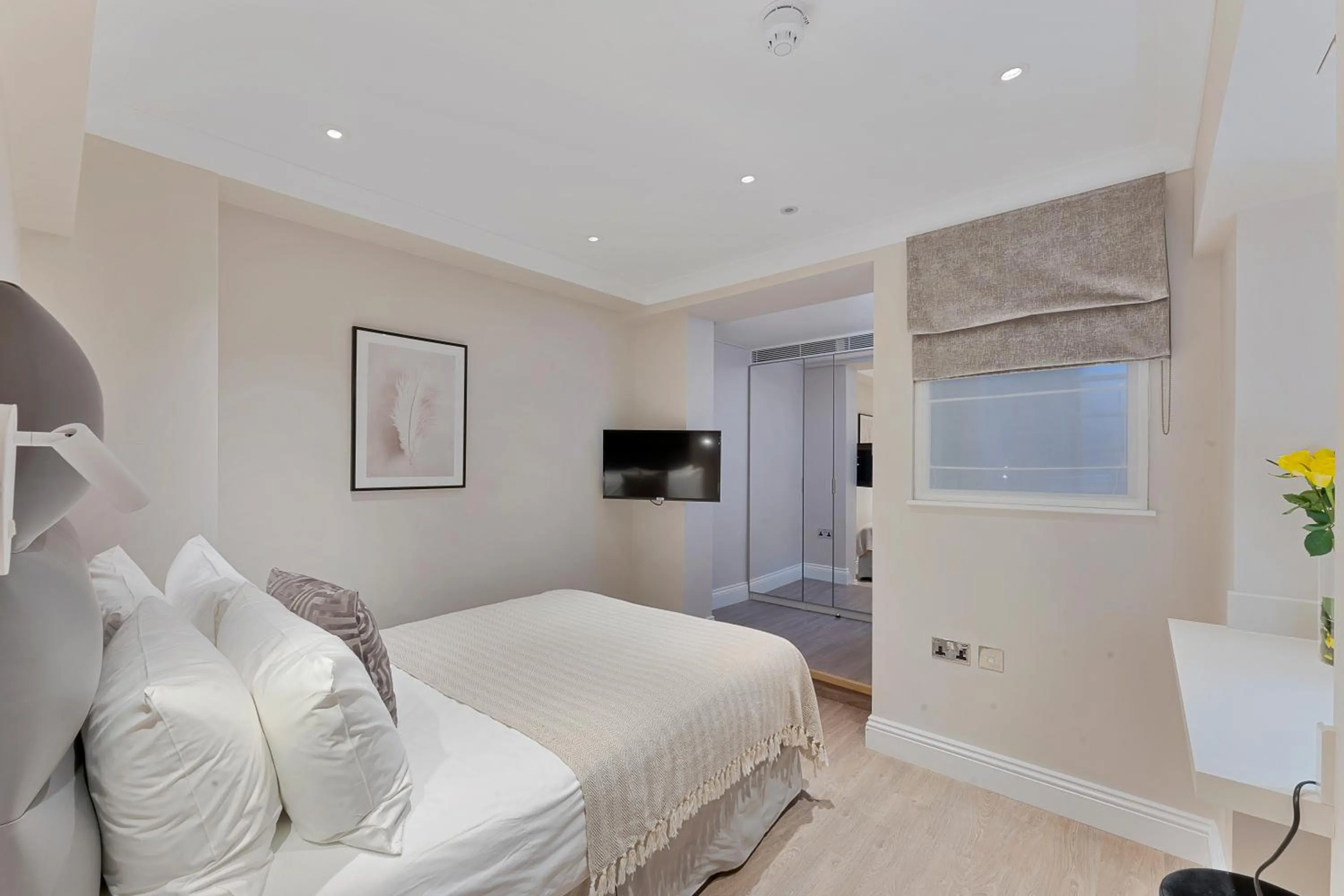 microwave, Bed in Cleveland Residences Kensington