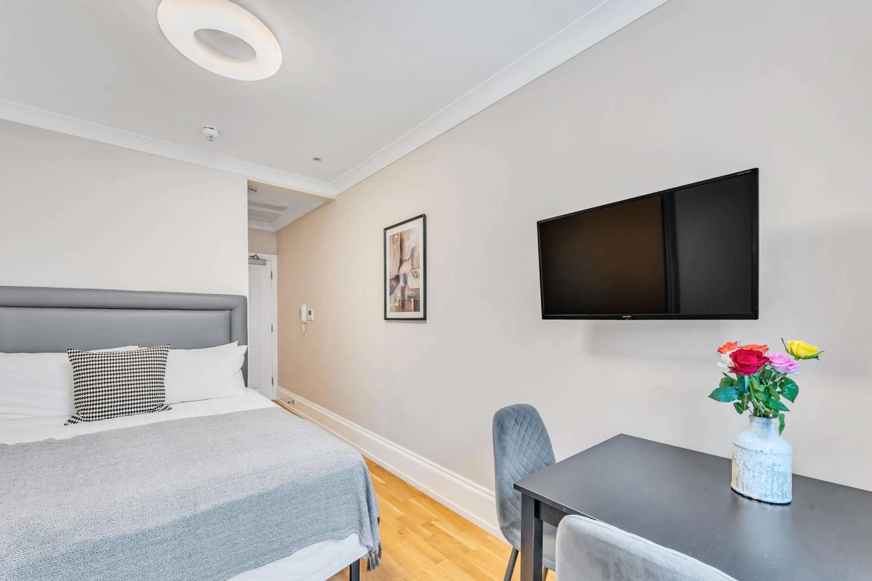 Bedroom, Bed in Cleveland Residences Kensington